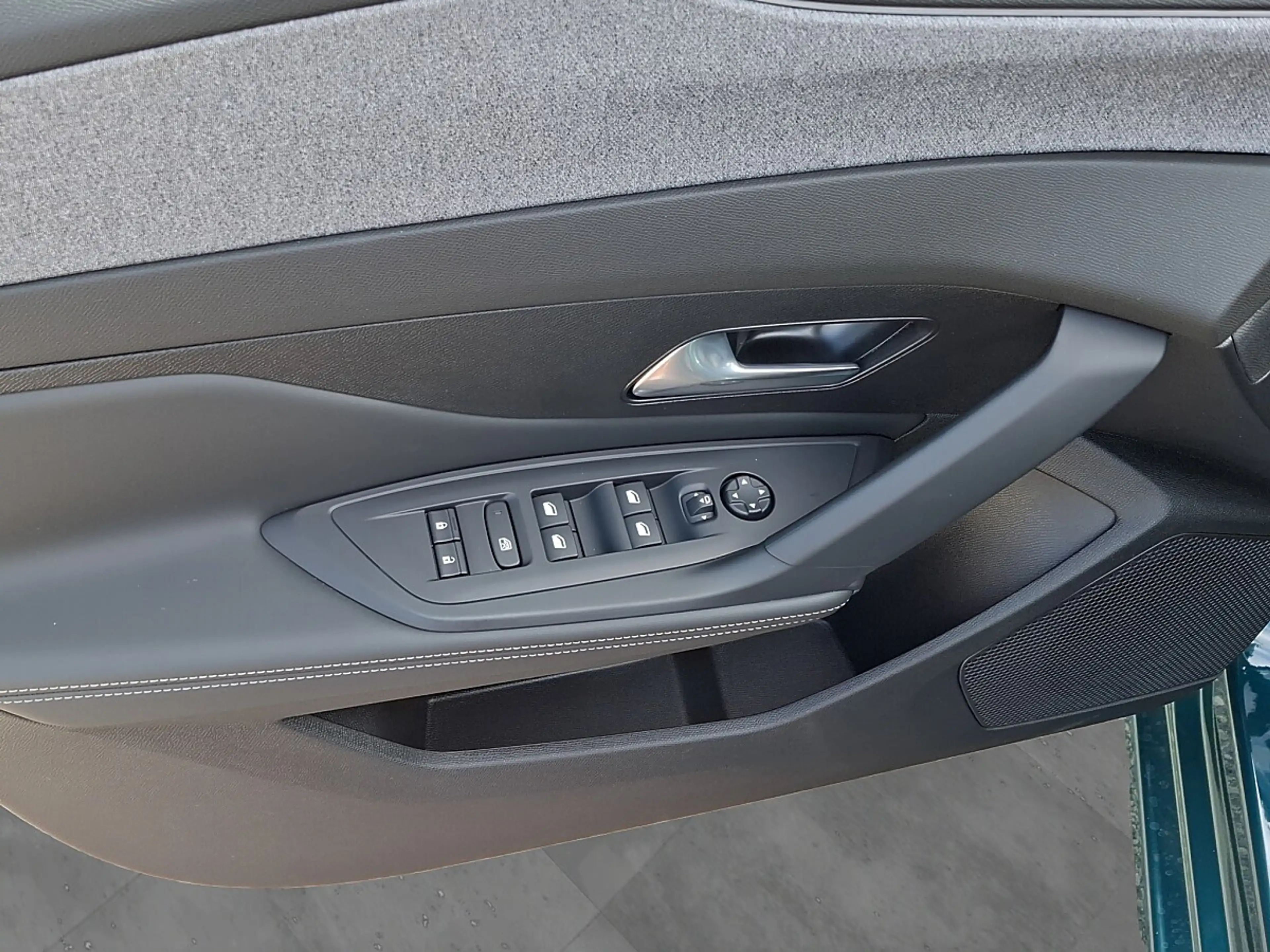 Peugeot 308 Hybrid 145 e-DSC6 Allure — photo 10