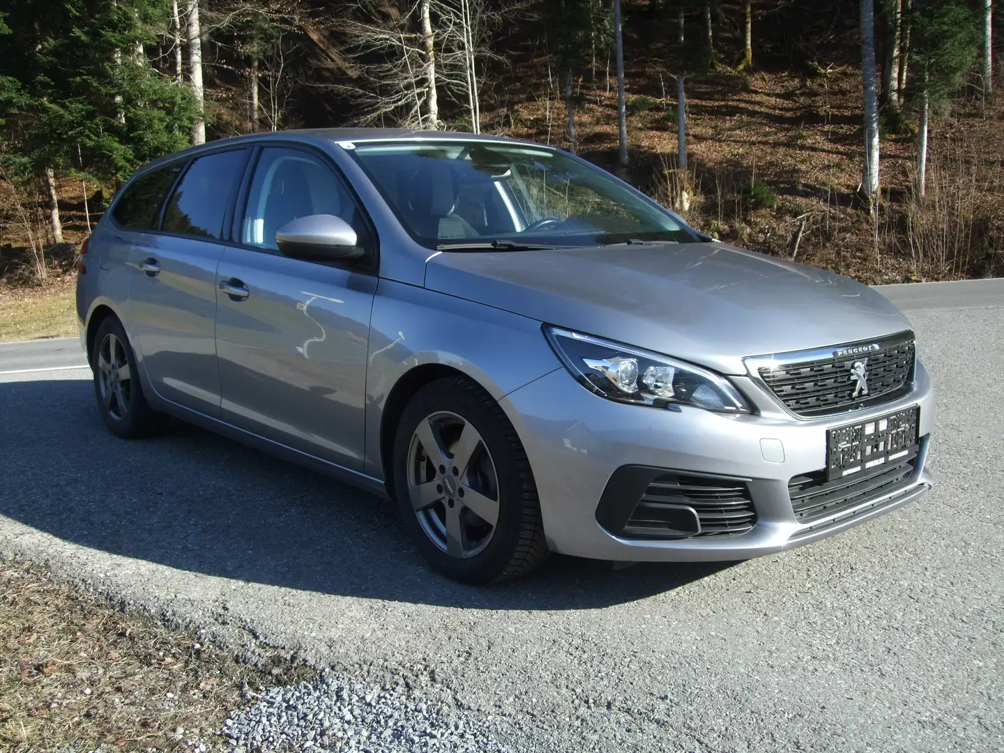 Peugeot 308 SW Active 1,6 BlueHDI 120 Grau - 1