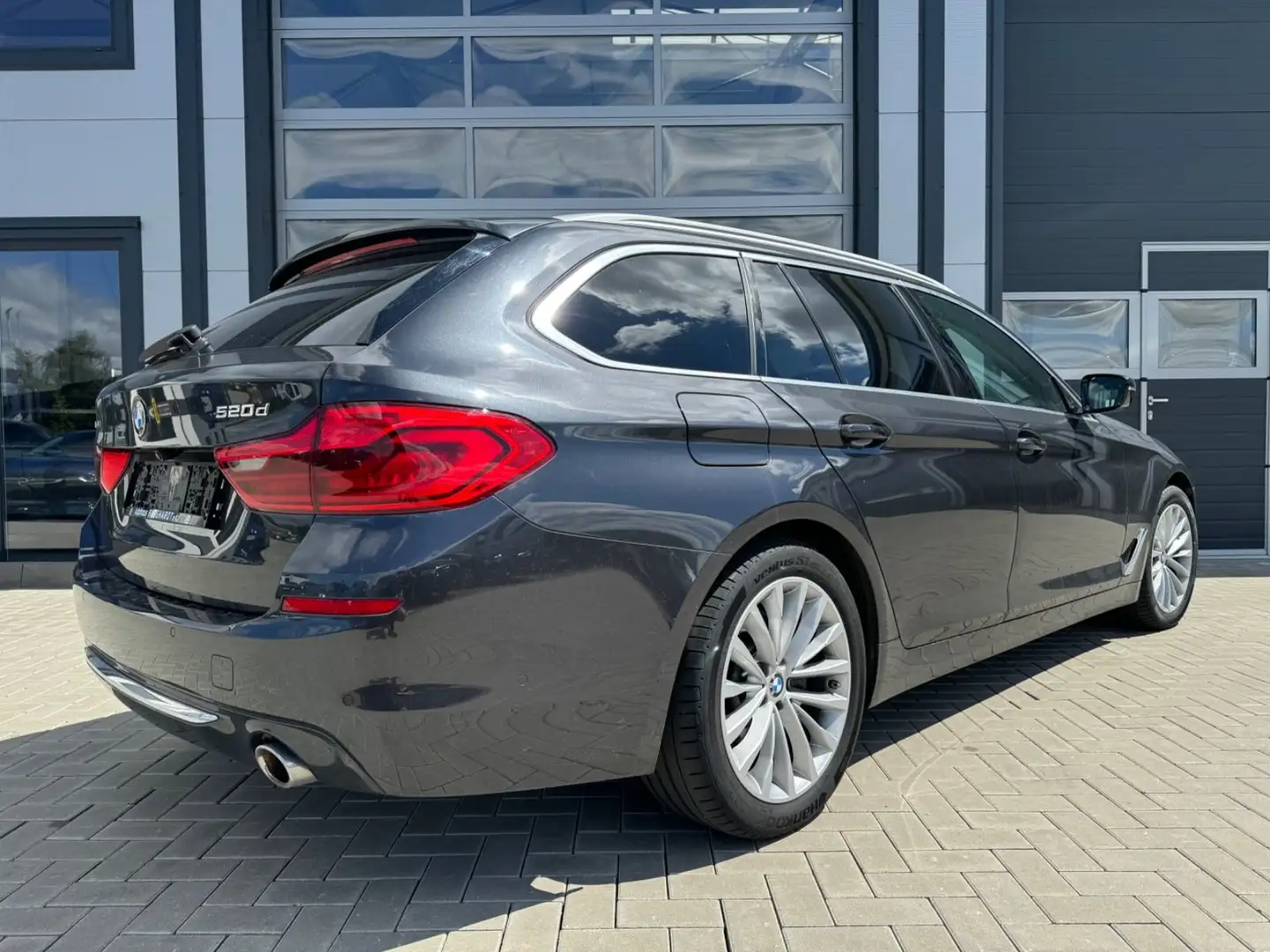 BMW 520 d xDrive Touring Luxury Line Komf.Sitz H*UP Grau - 2