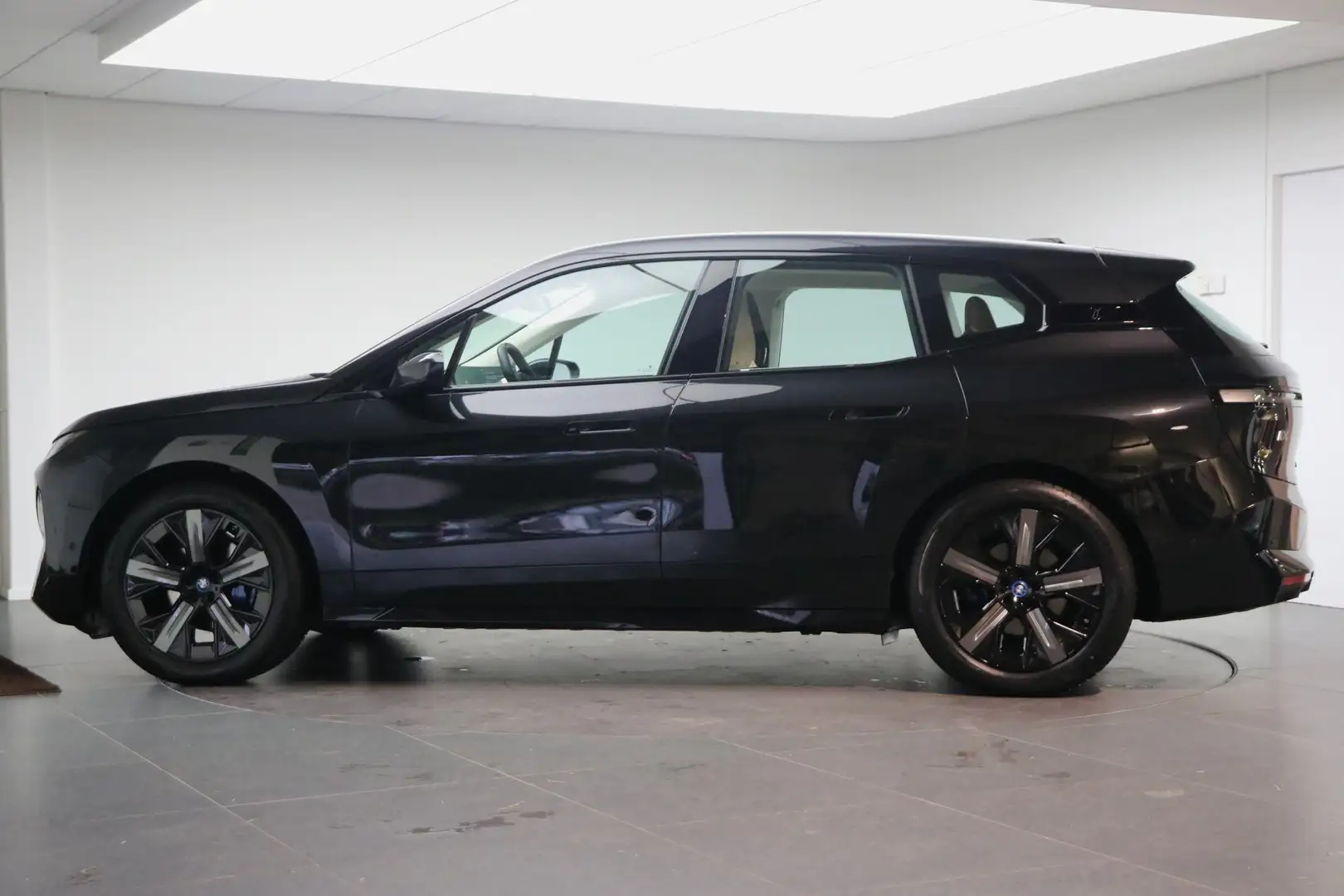 BMW iX xDrive40 77 kWh / Sportpakket / Parking Assistant Zwart - 2