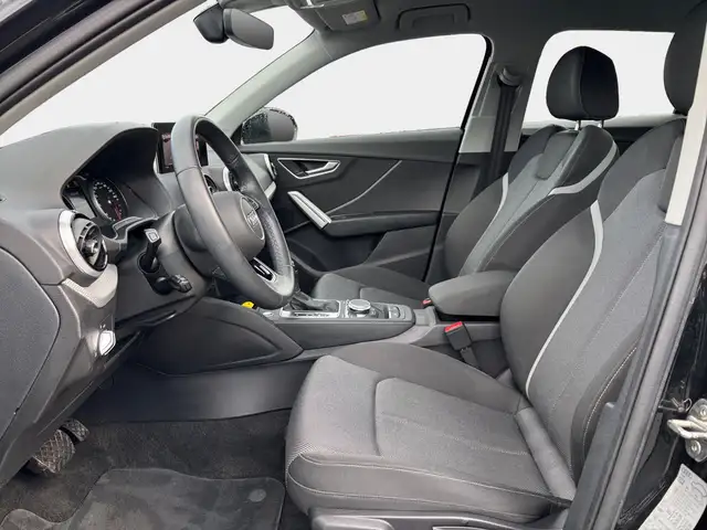 Audi Q2 view 8
