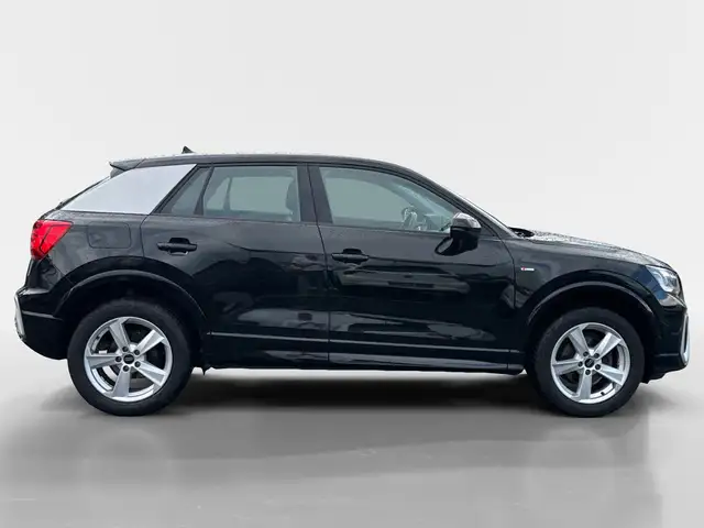 Audi Q2 view 6