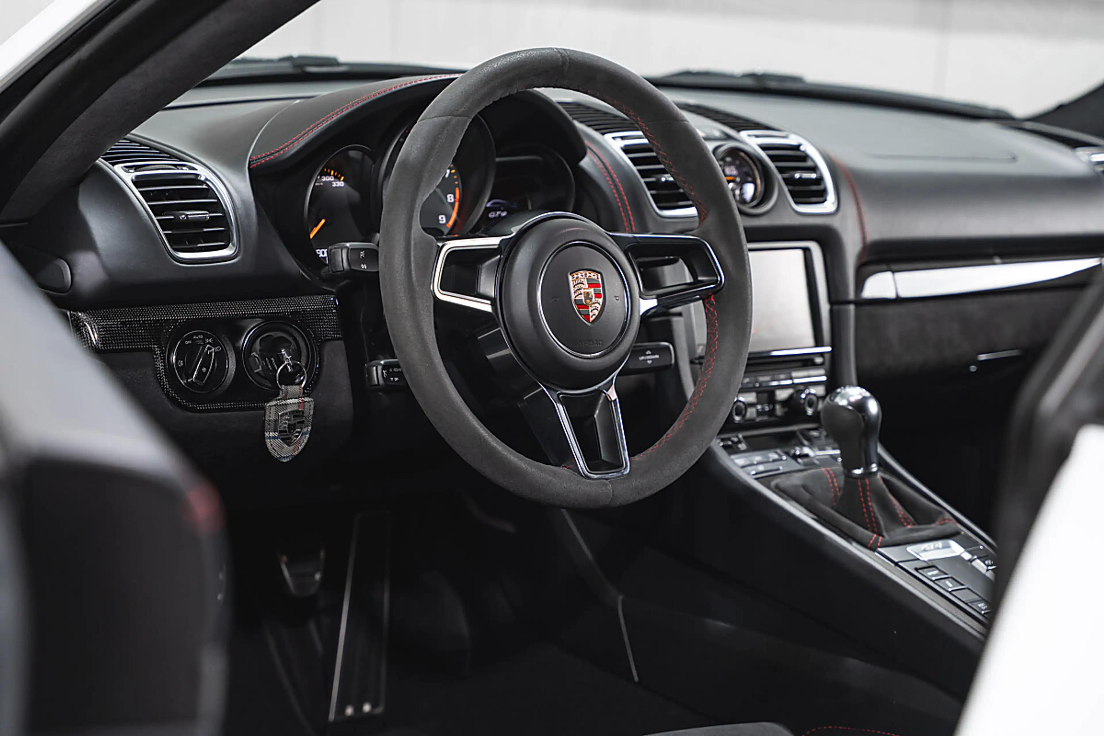 Porsche Cayman 3.8 GT4 — photo 15