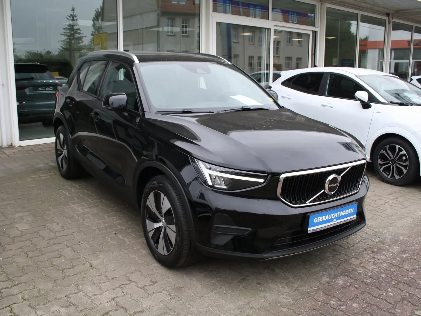 Volvo XC40 T2 Core 2WD  NAVI Autom. Schwarz - 1