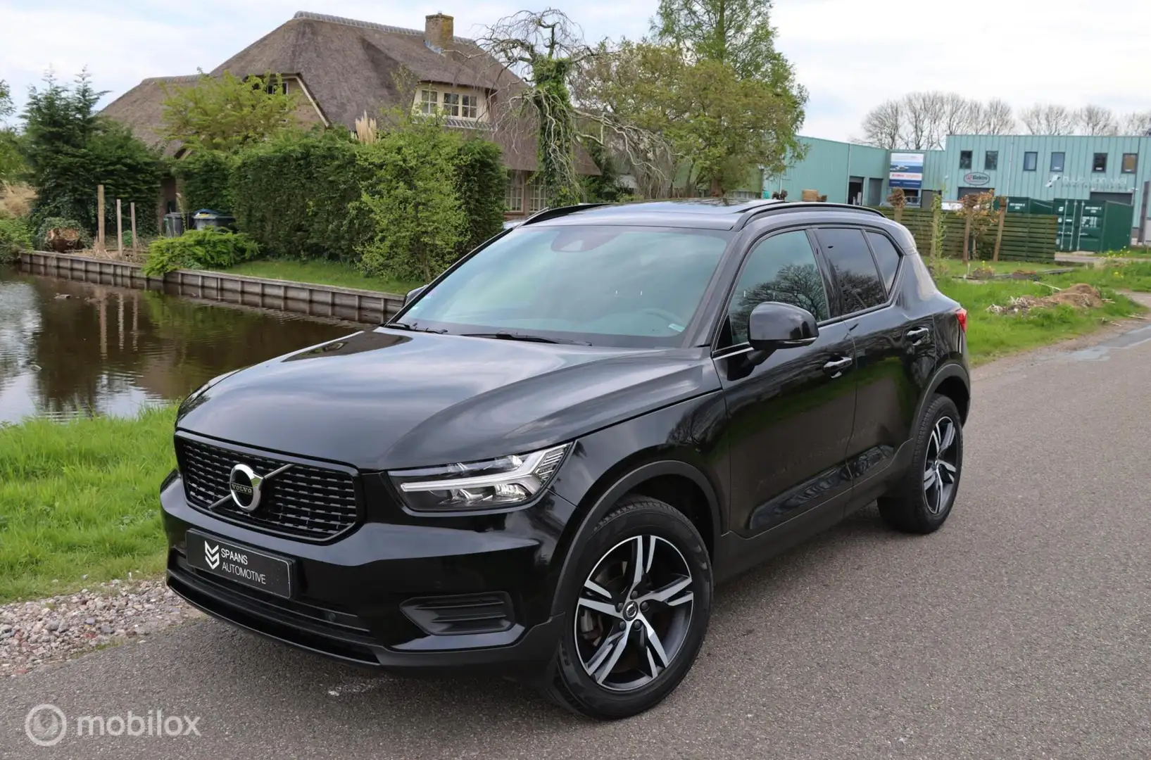 Volvo XC40 1.5 T3 R-Design / Pano / Navi / Stoelverwarming Noir - 1