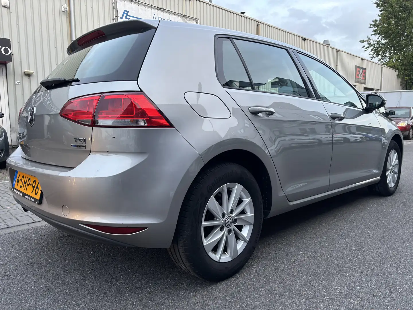 Volkswagen Golf 1.2 TSI 5 DEURS / 180 DKM / DEALER ONDERHOUDEN Gris - 2