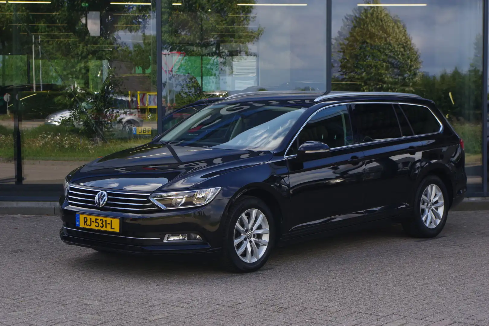 Volkswagen Passat Variant 1.4 TSI 126 PK Comfortline Business, Trekhaak, Mas Zwart - 1