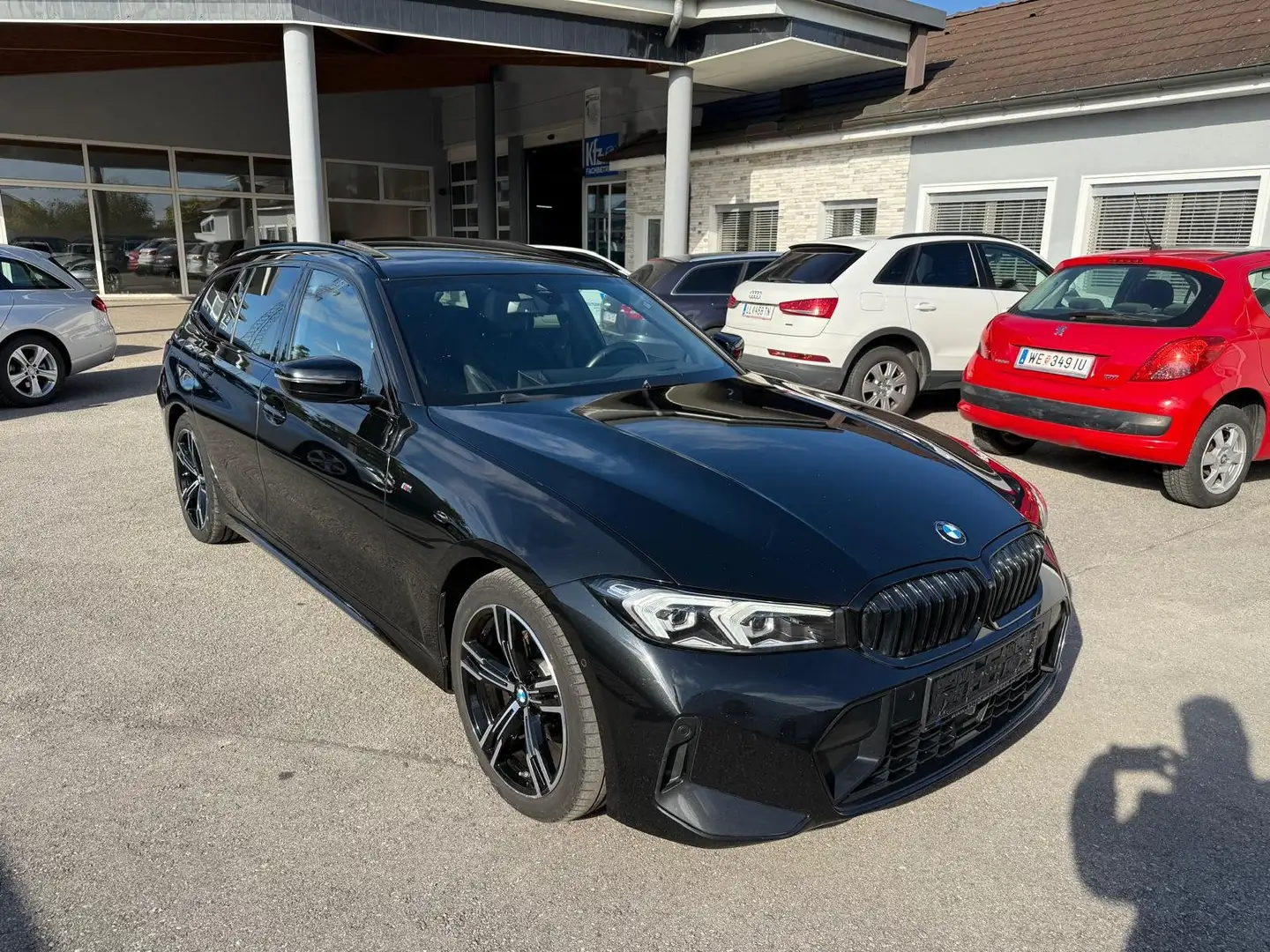 BMW 320 d xDrive M Sport/AHK/Head-up/Pano/RFK/LED/ACC/Navi Schwarz - 2