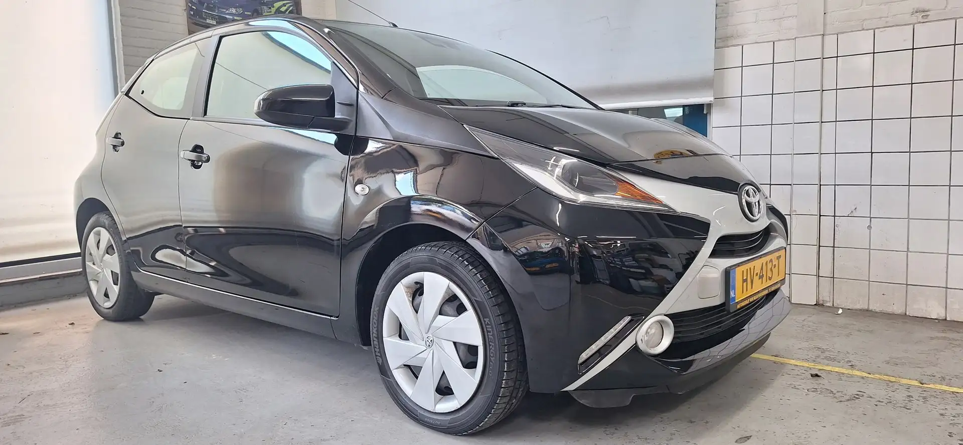 Toyota Aygo 1.0 VVT-i x-play Zwart - 1