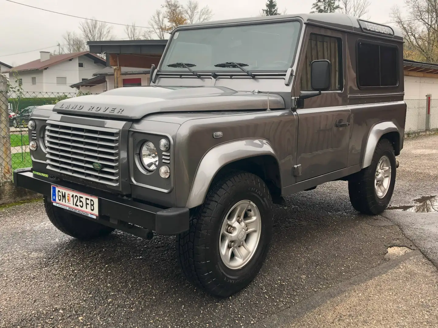 Land Rover Defender Defender 90" Station Wagon E 2,4 TD E Grau - 1