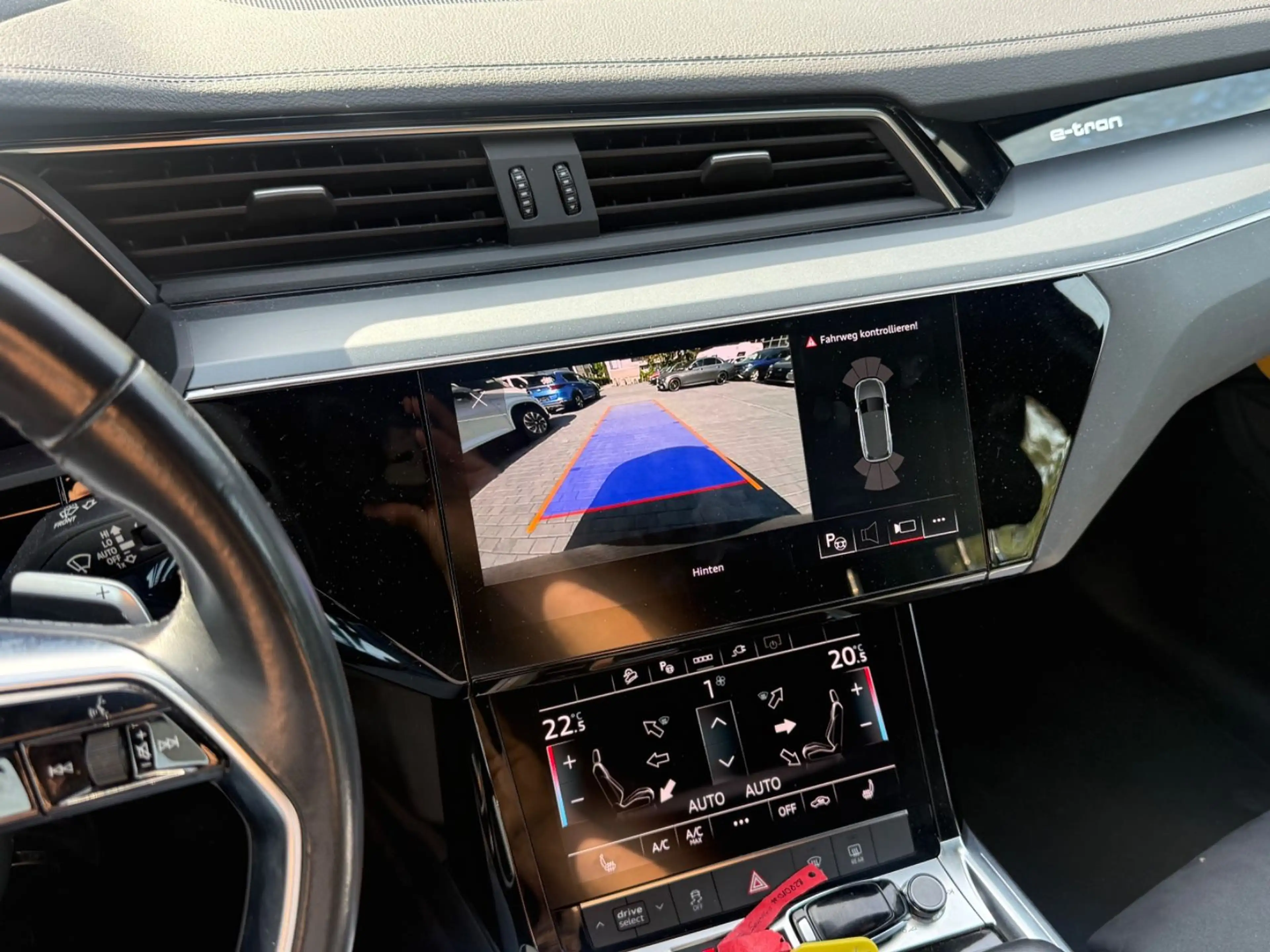 Audi Q8 e-tron 55 quattro S line — photo 8