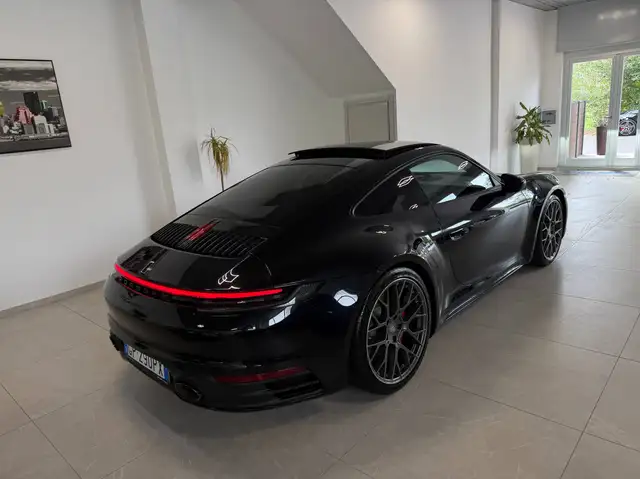 Porsche 911 view 7