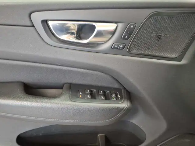 Volvo XC60 view 4