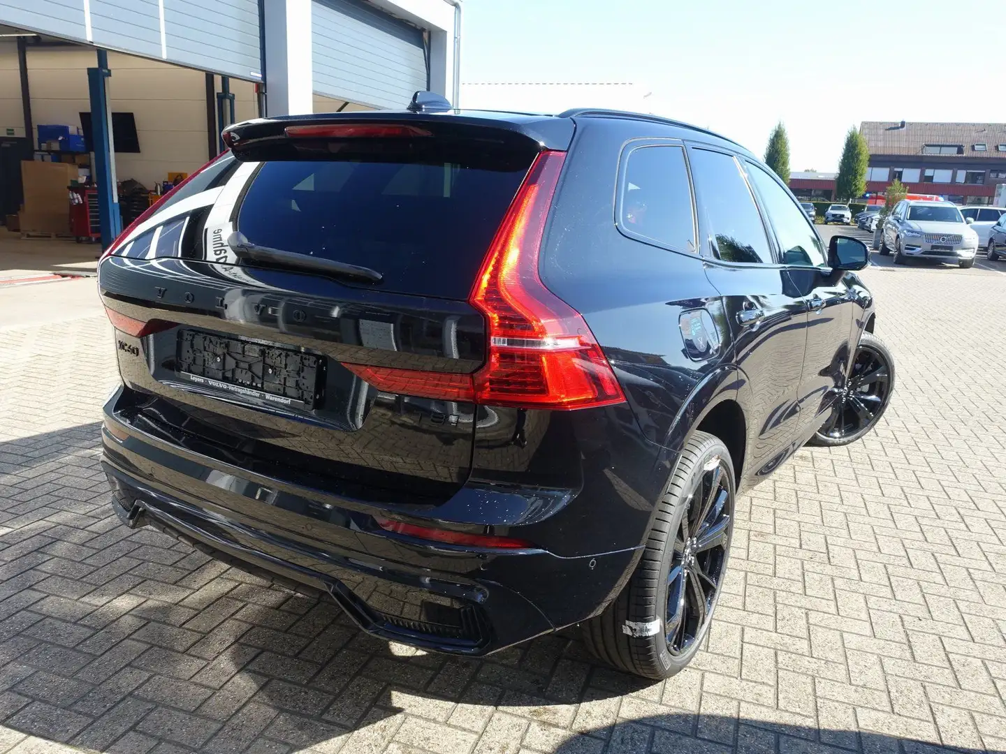 Volvo XC60 Black Edition Plus, T8 AWD/HeadUP/B&W/FourC Schwarz - 2