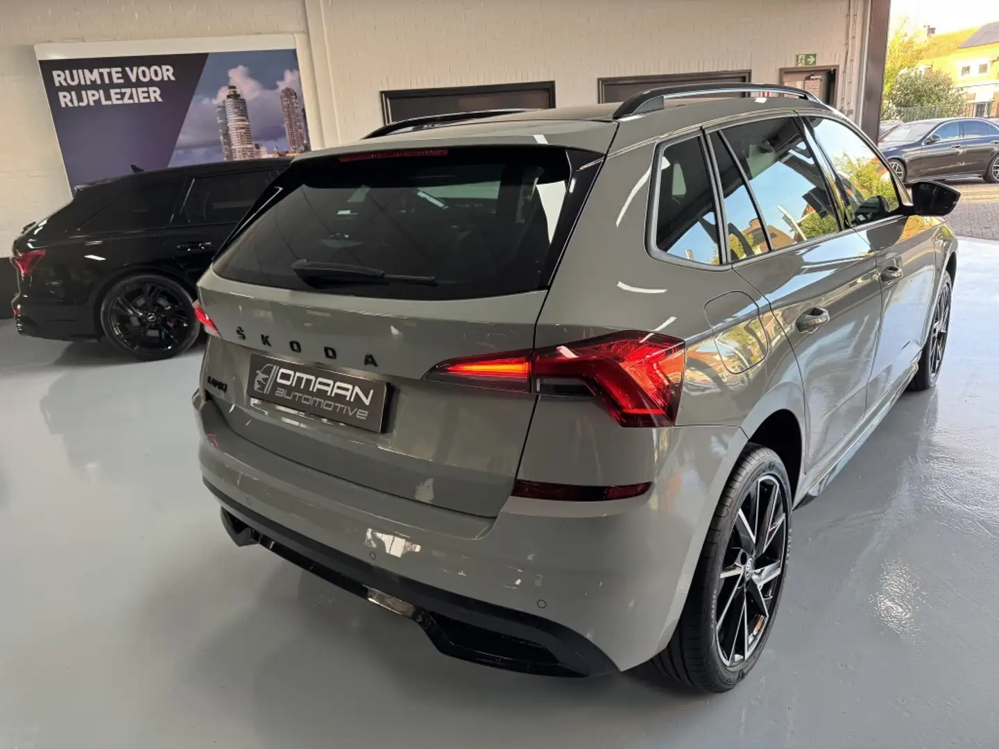 Skoda Kamiq 1.5 TSI Monte Carlo PANO VIRTUAL LANE ACC Grijs - 2