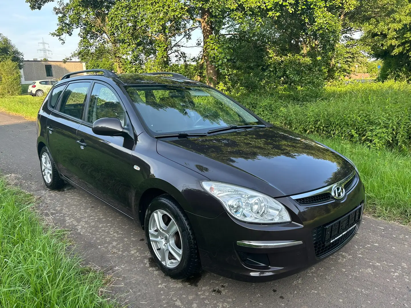 Hyundai i30 1.6 - MOTOR LÄUFT JEDOCH RAUCHT AUS DEM AUSPUFF Braun - 1