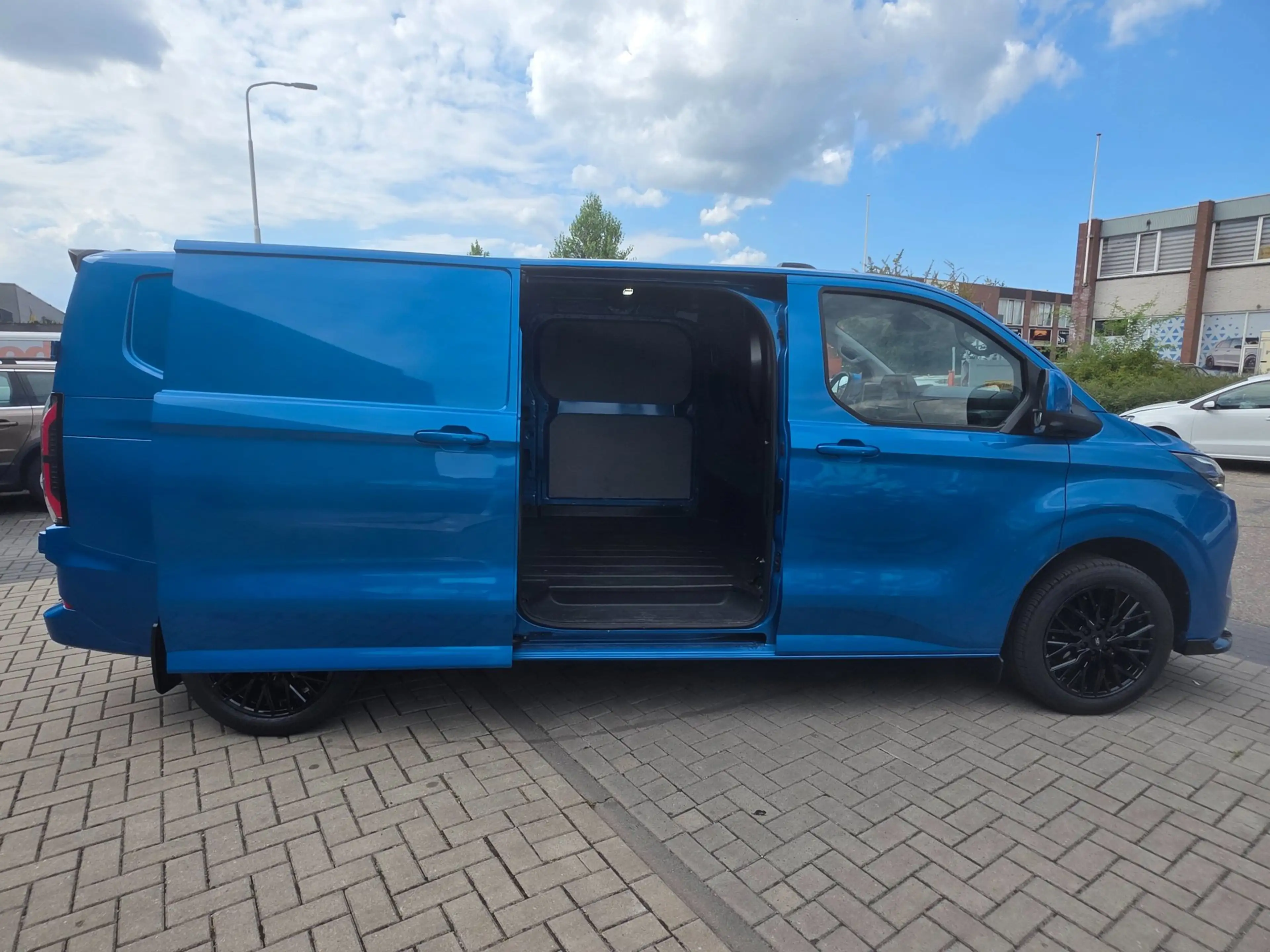 Ford E-Transit Cust. 320 L2H1 Limited 65 kWh| SoH 99%| Met o.a. 3 — photo 10
