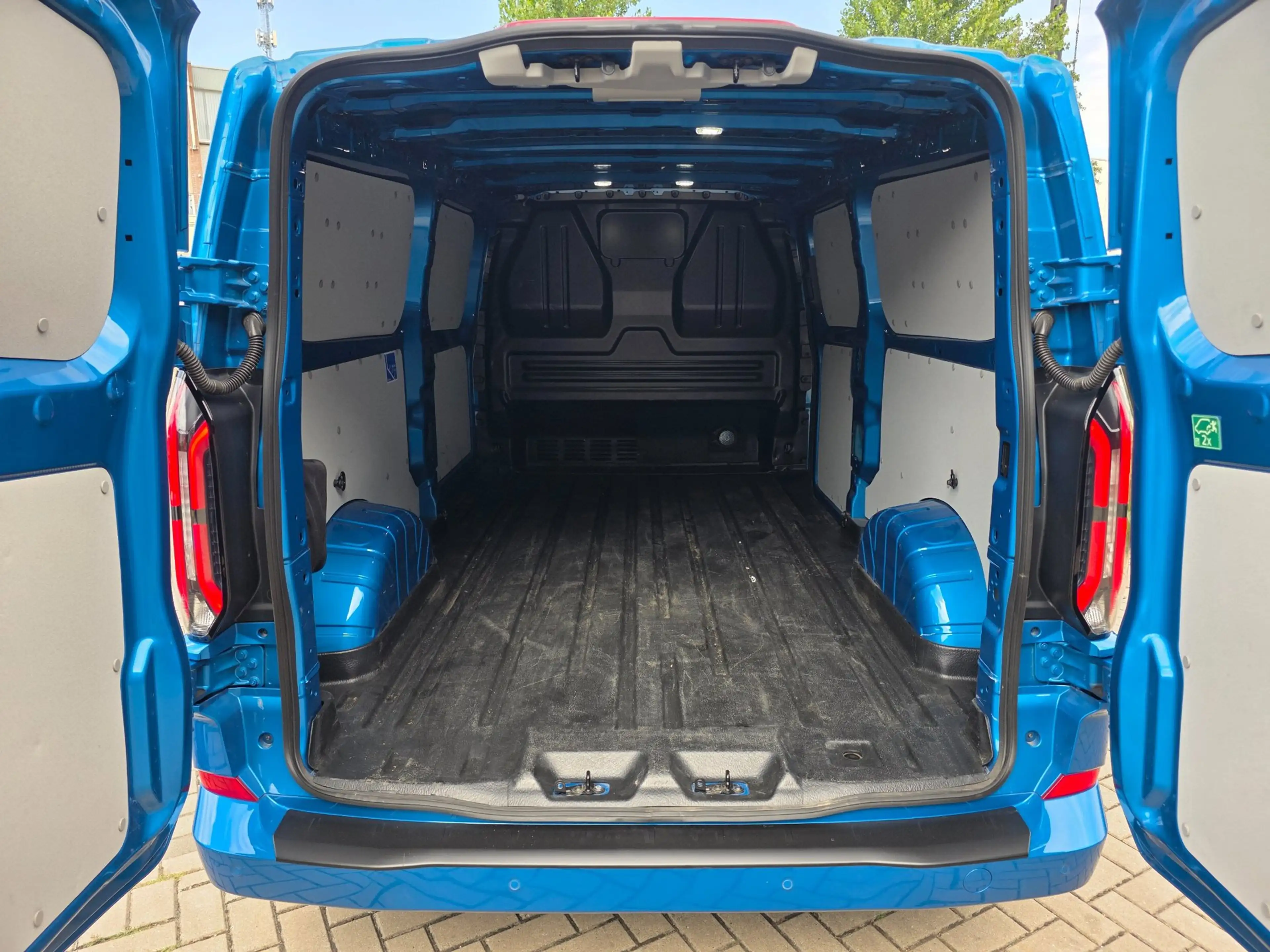 Ford E-Transit Cust. 320 L2H1 Limited 65 kWh| SoH 99%| Met o.a. 3 — photo 7