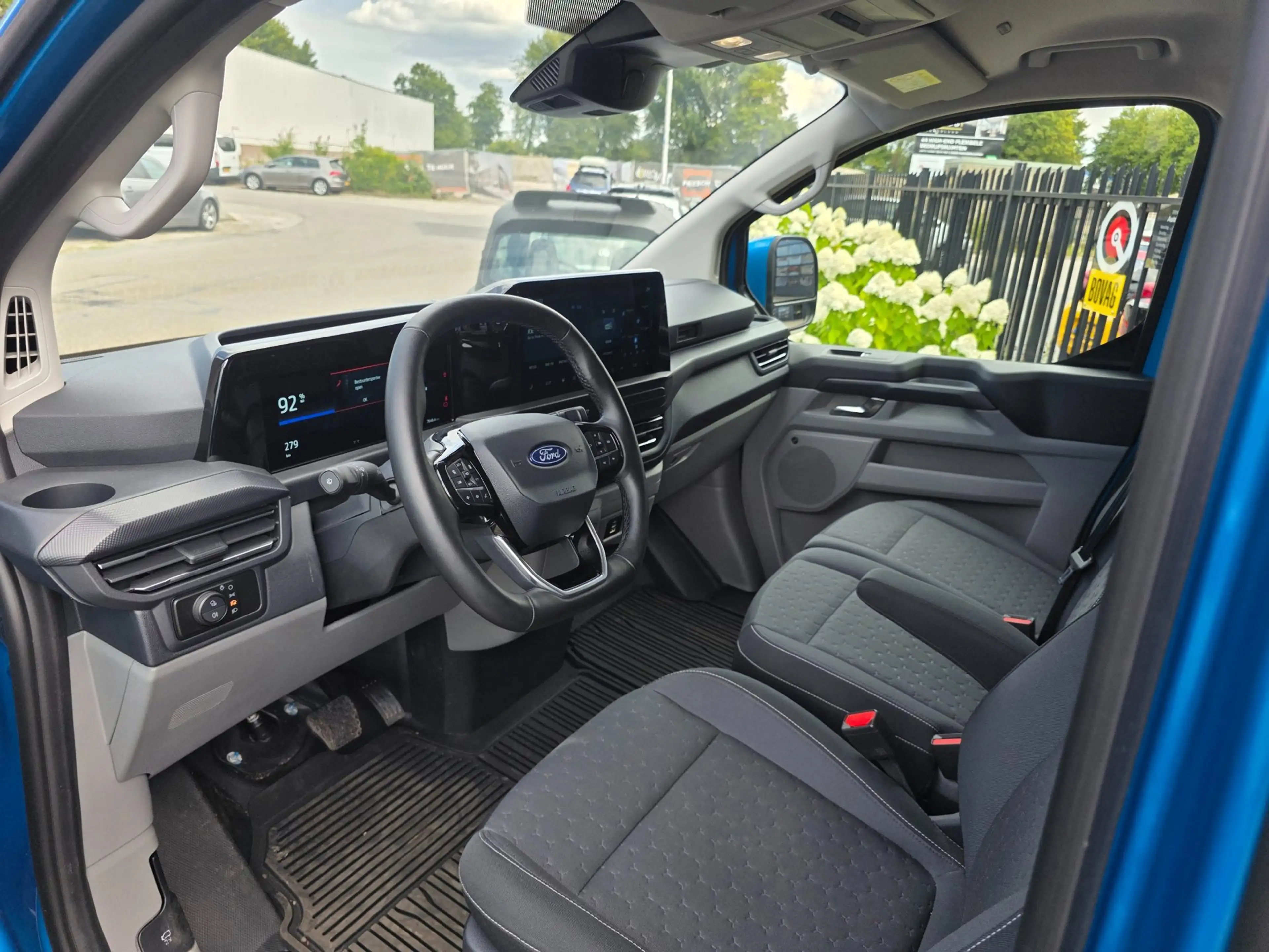 Ford E-Transit Cust. 320 L2H1 Limited 65 kWh| SoH 99%| Met o.a. 3 — photo 16