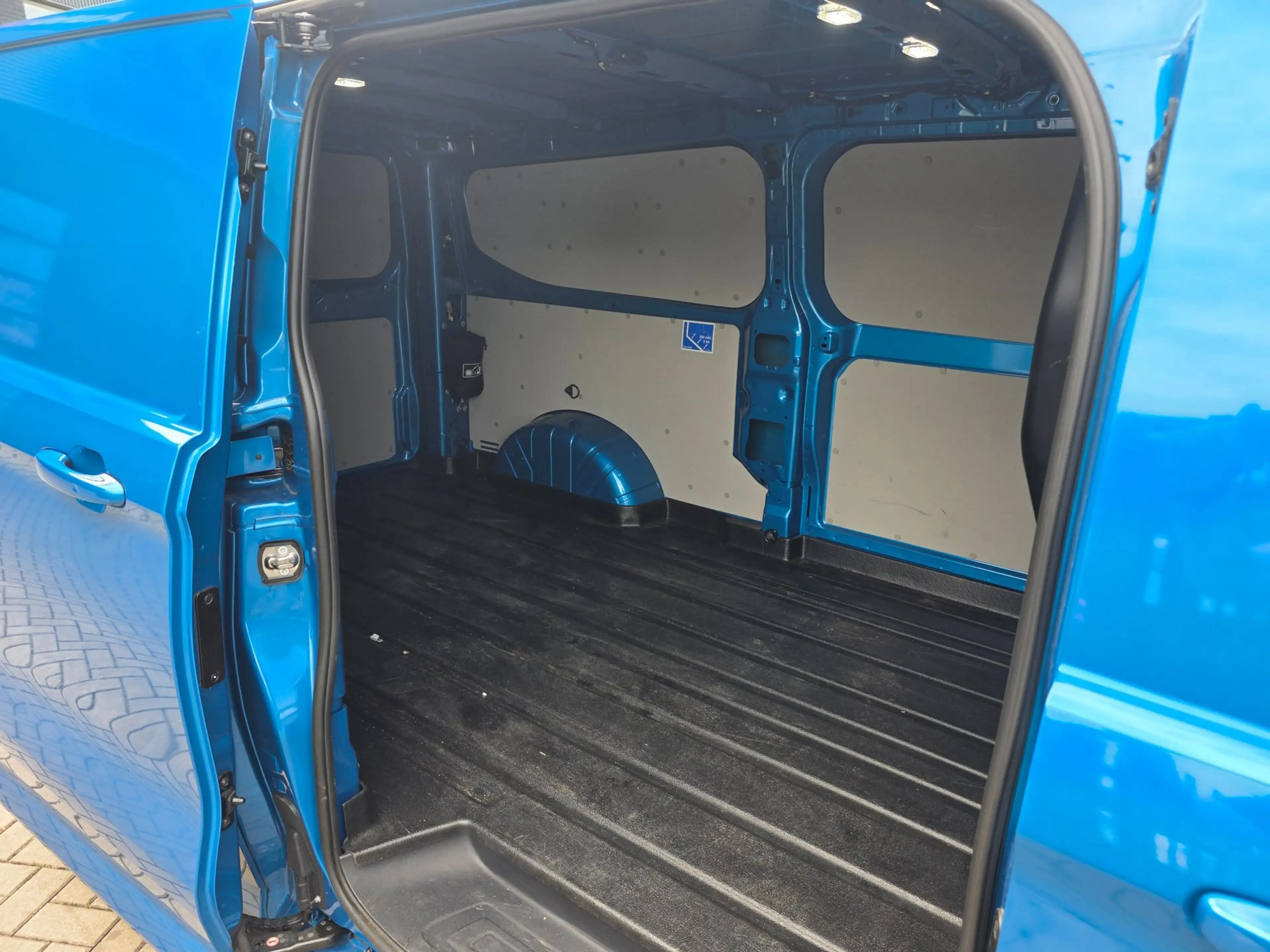 Ford E-Transit Cust. 320 L2H1 Limited 65 kWh| SoH 99%| Met o.a. 3 — photo 11