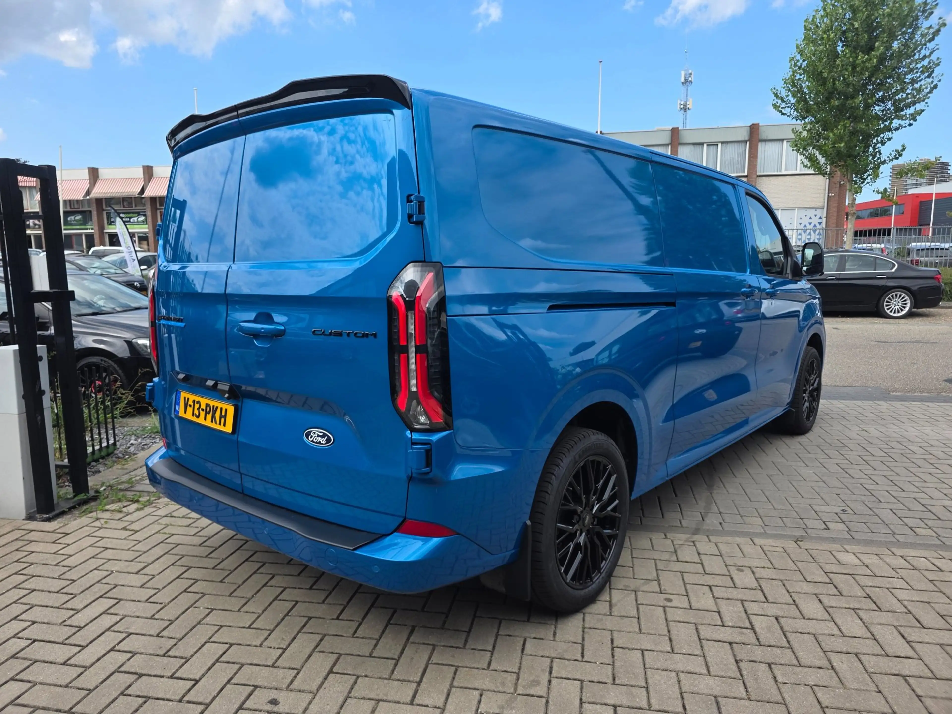 Ford E-Transit Cust. 320 L2H1 Limited 65 kWh| SoH 99%| Met o.a. 3 — photo 8