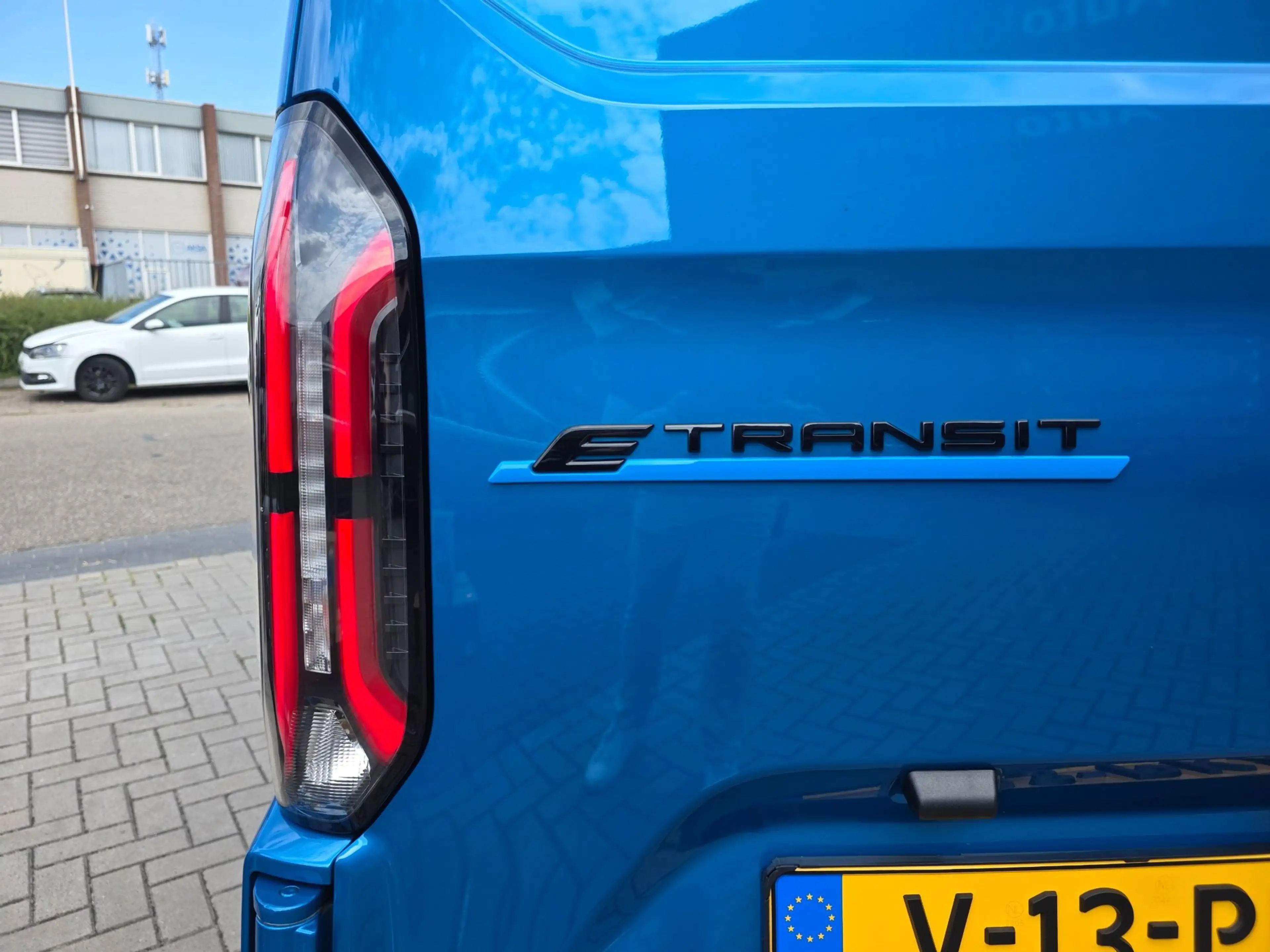 Ford E-Transit Cust. 320 L2H1 Limited 65 kWh| SoH 99%| Met o.a. 3 — photo 15