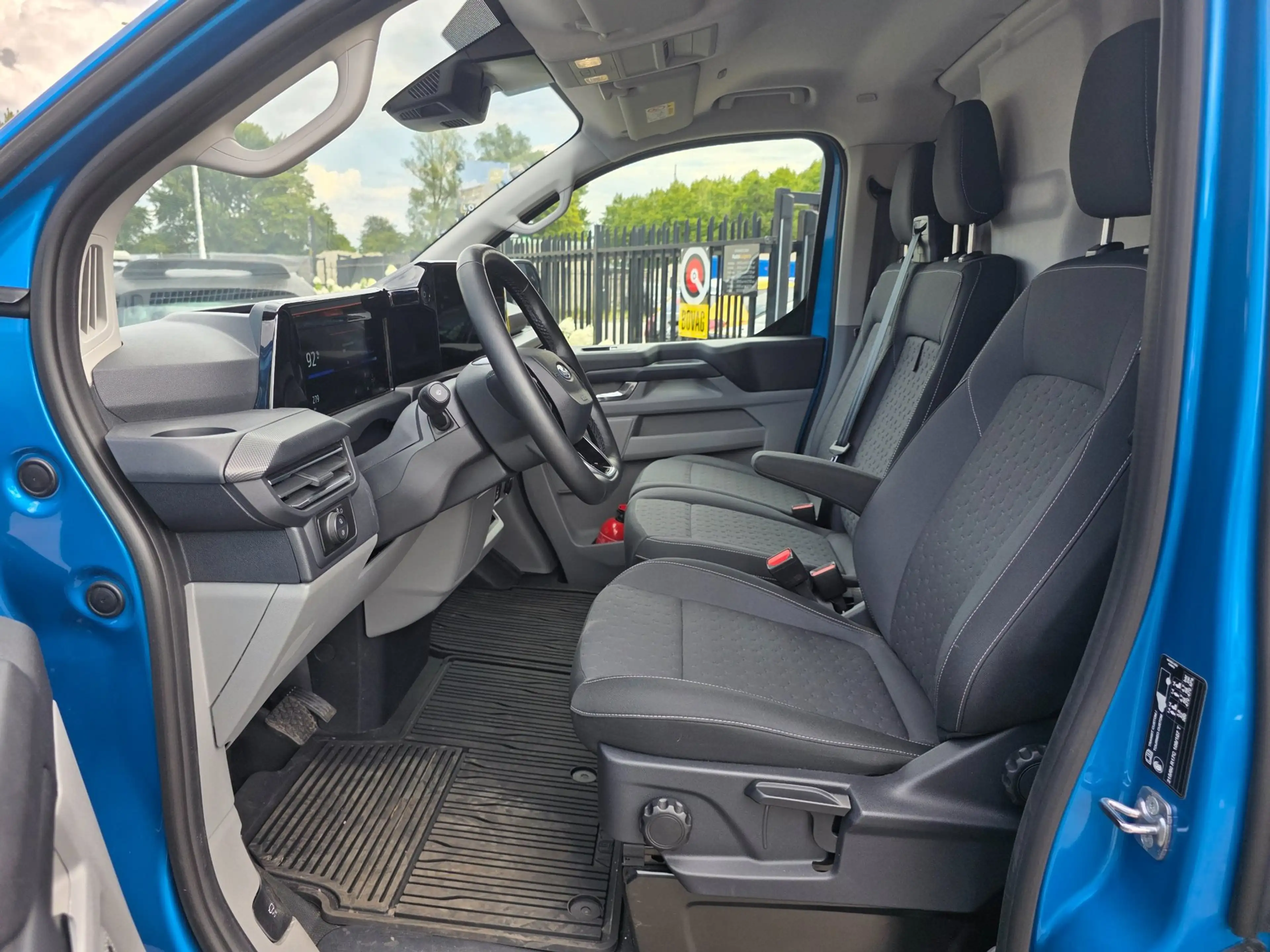 Ford E-Transit Cust. 320 L2H1 Limited 65 kWh| SoH 99%| Met o.a. 3 — photo 17