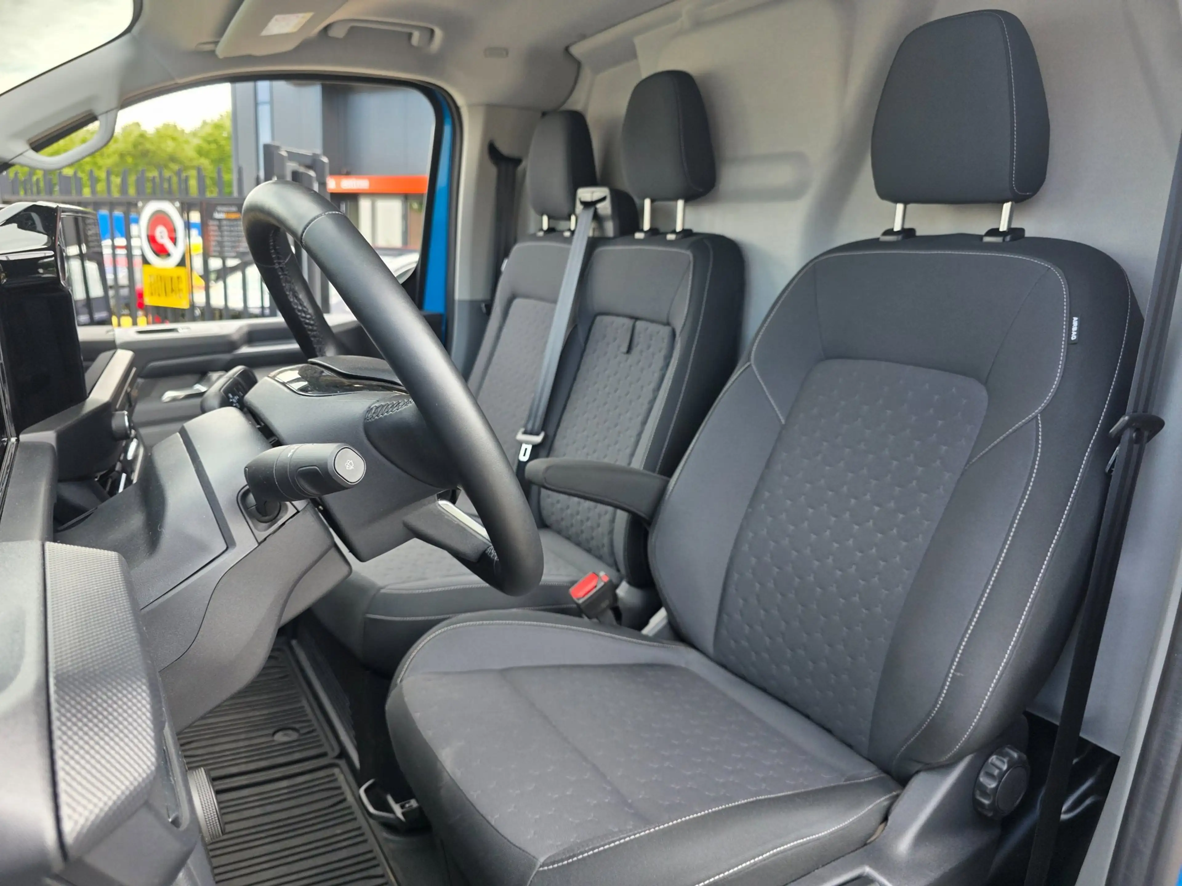 Ford E-Transit Cust. 320 L2H1 Limited 65 kWh| SoH 99%| Met o.a. 3 — photo 18