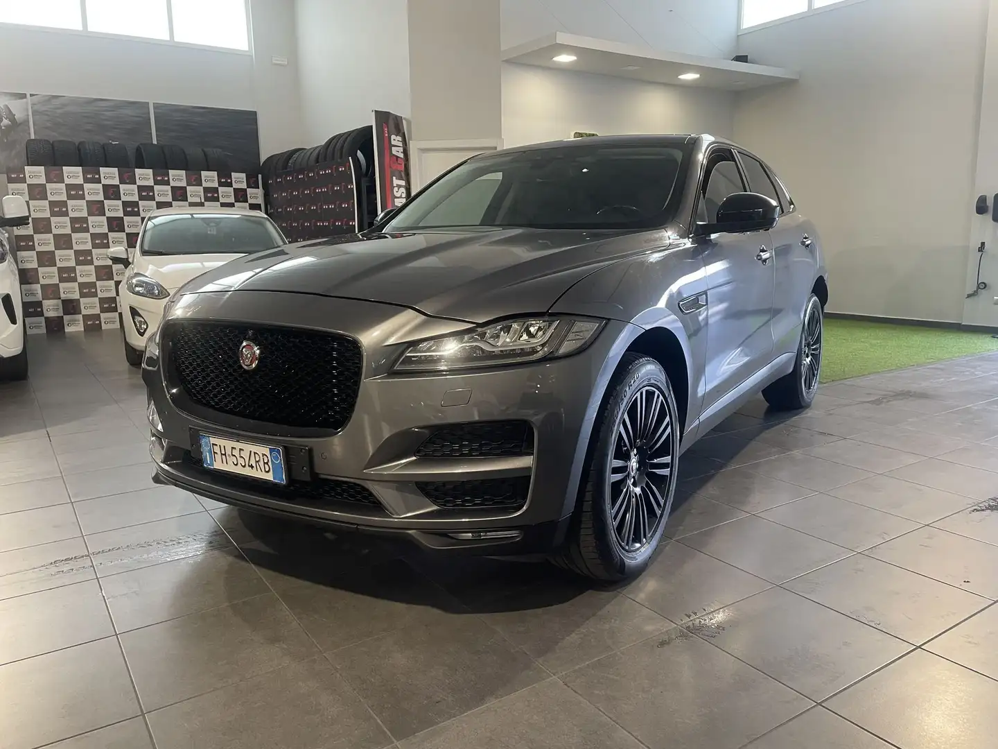 Jaguar F-Pace 3.0d V6 300 CV AWD aut. First Edition Grigio - 1