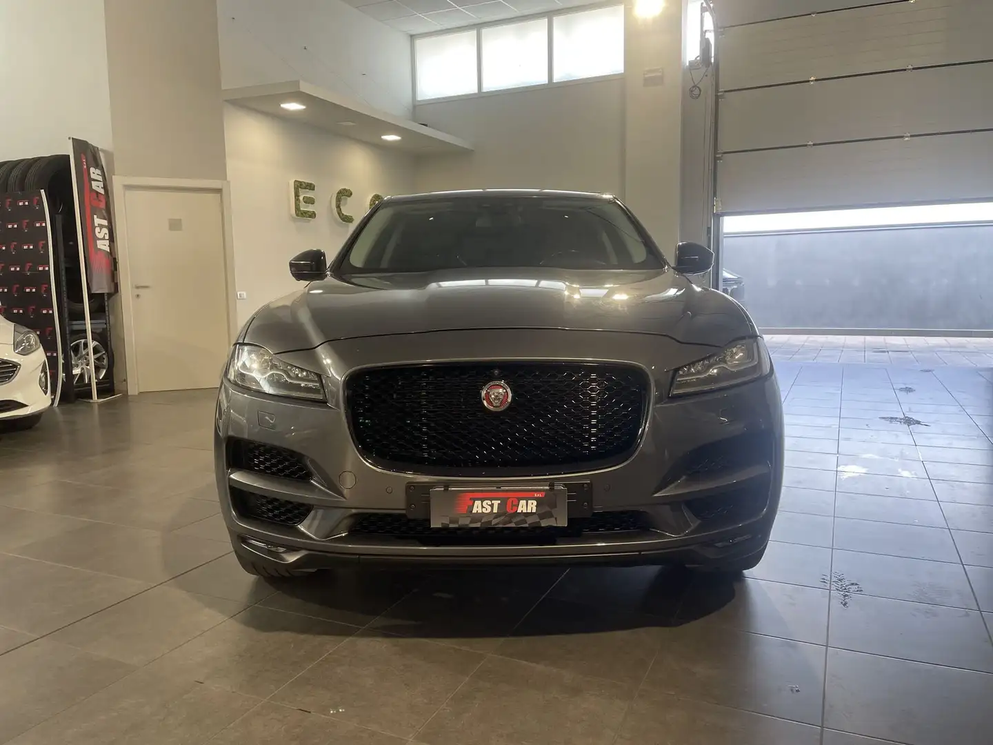 Jaguar F-Pace 3.0d V6 300 CV AWD aut. First Edition Grigio - 2