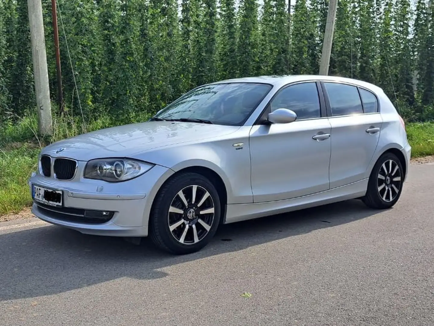 BMW 116 1er (5-Türer) 116i Gümüş rengi - 2