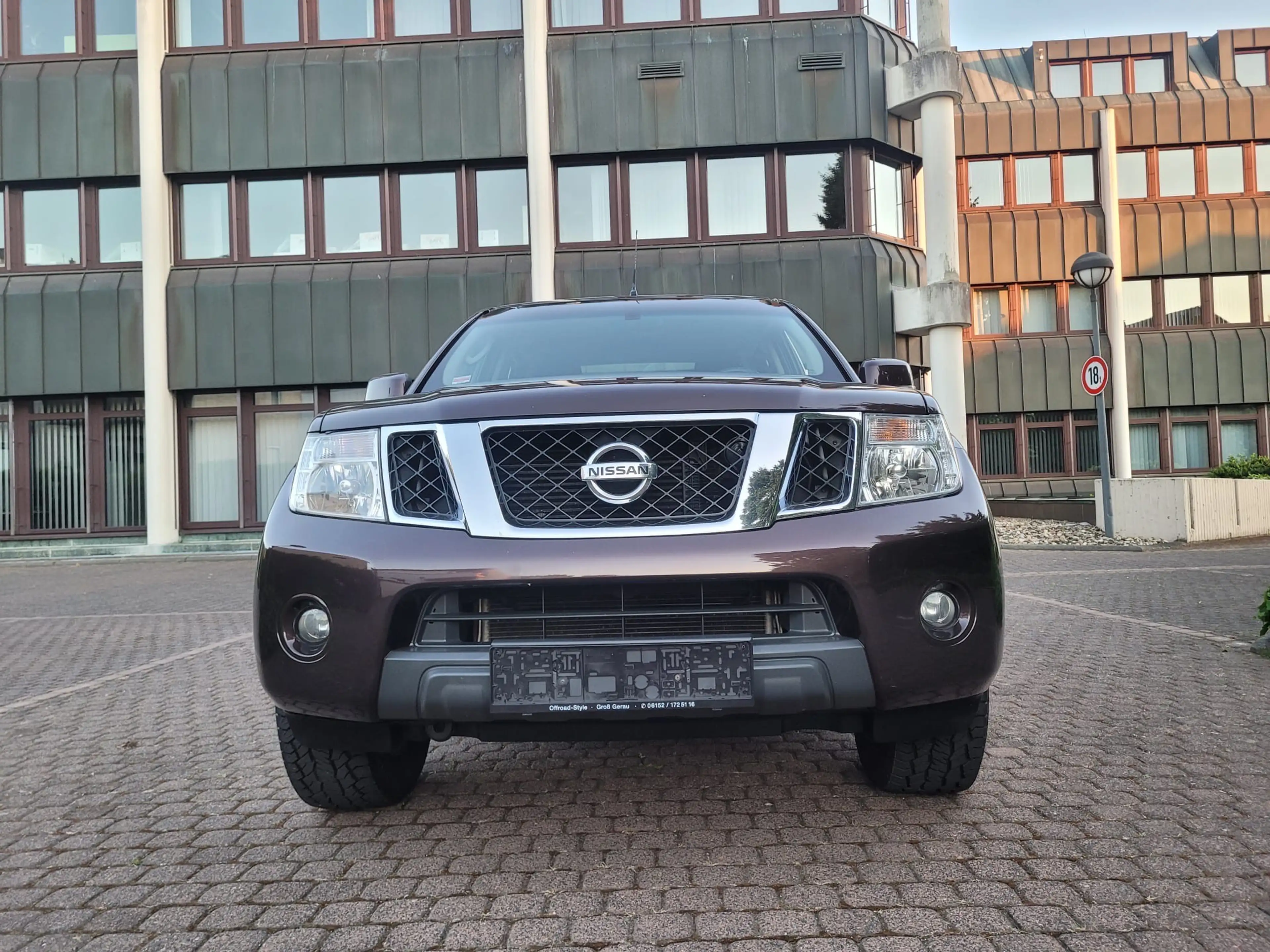Nissan Navara Double Cab SE 4X4 — photo 3