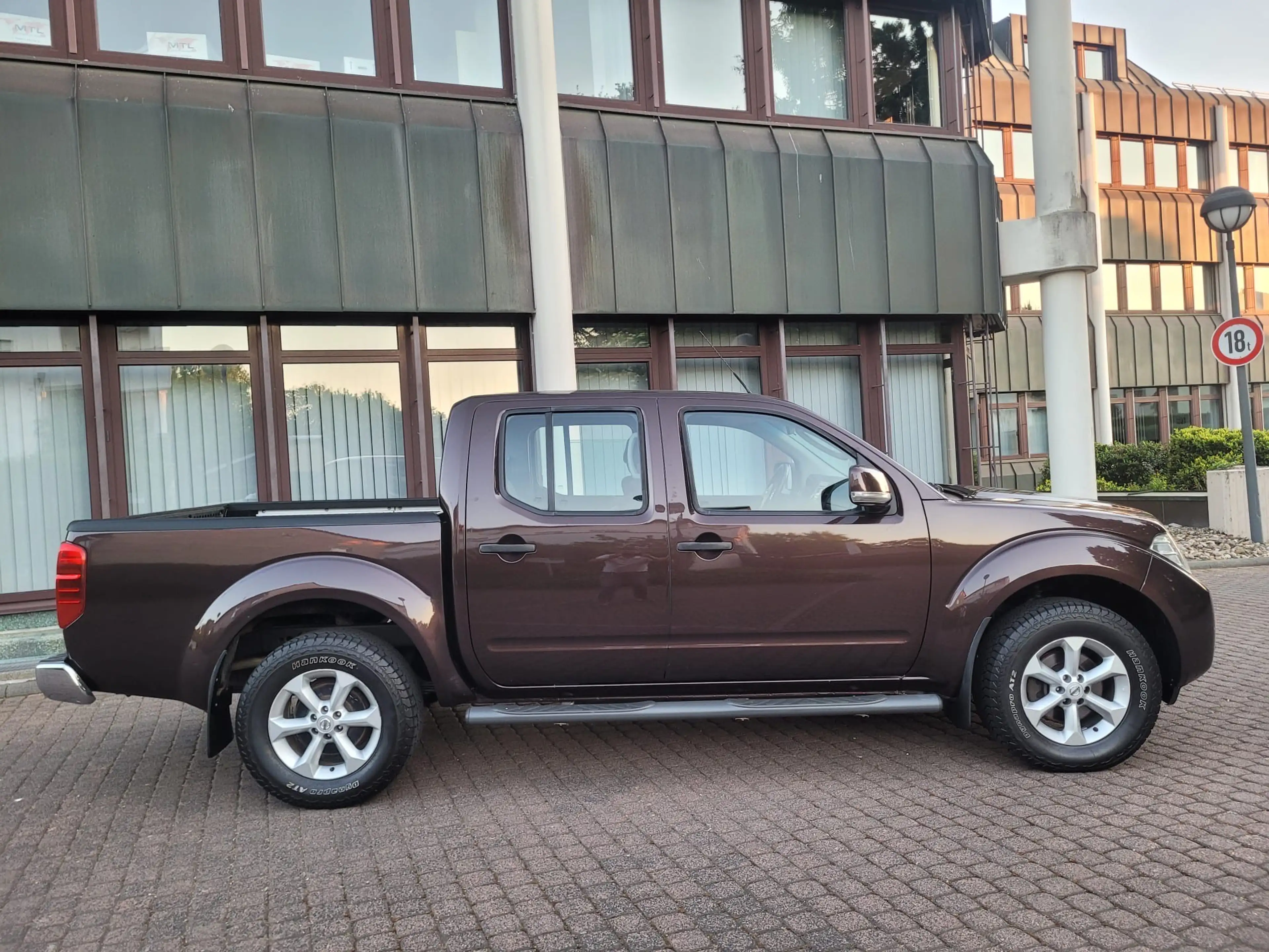 Nissan Navara Double Cab SE 4X4 — photo 5