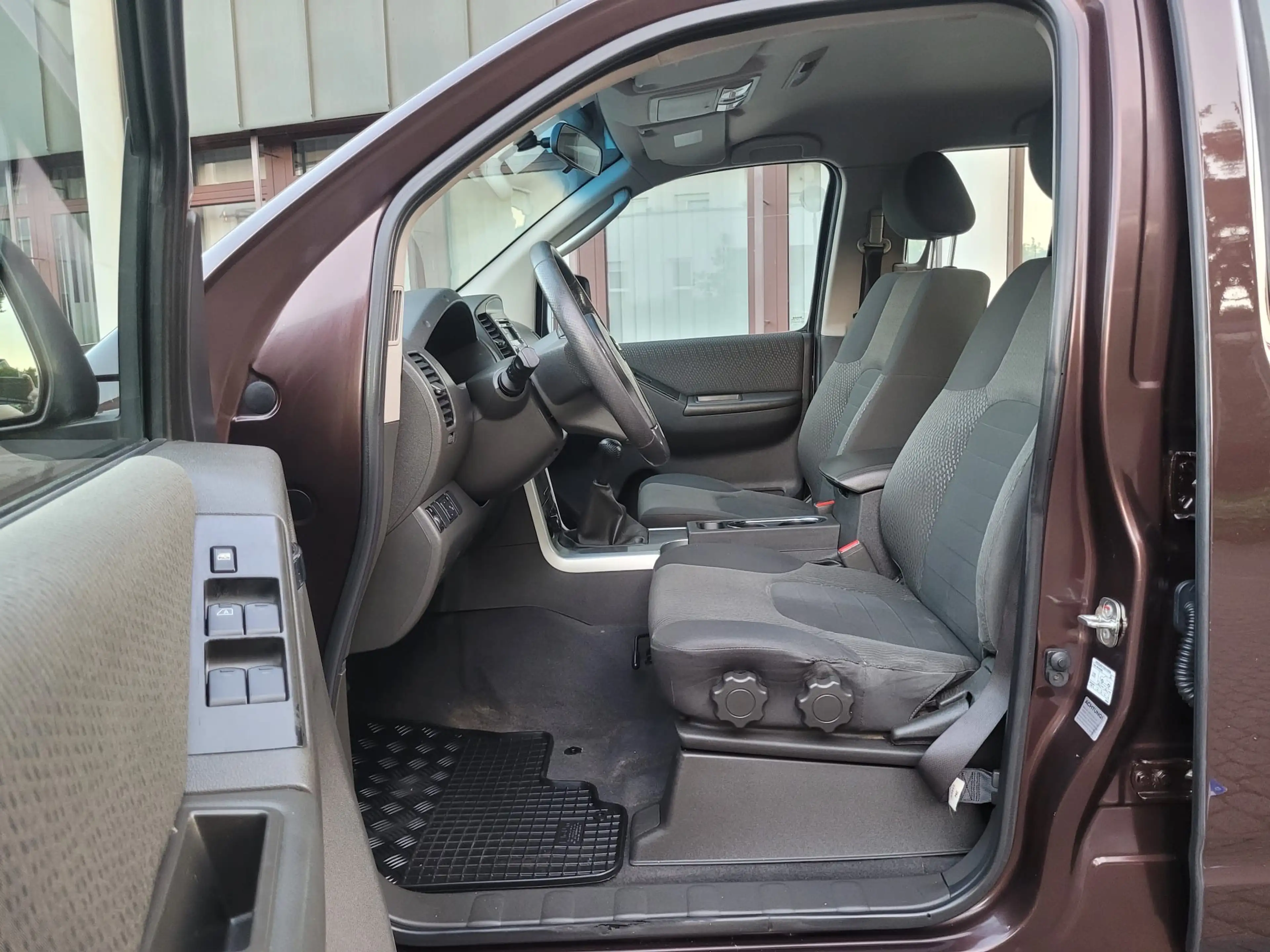 Nissan Navara Double Cab SE 4X4 — photo 12