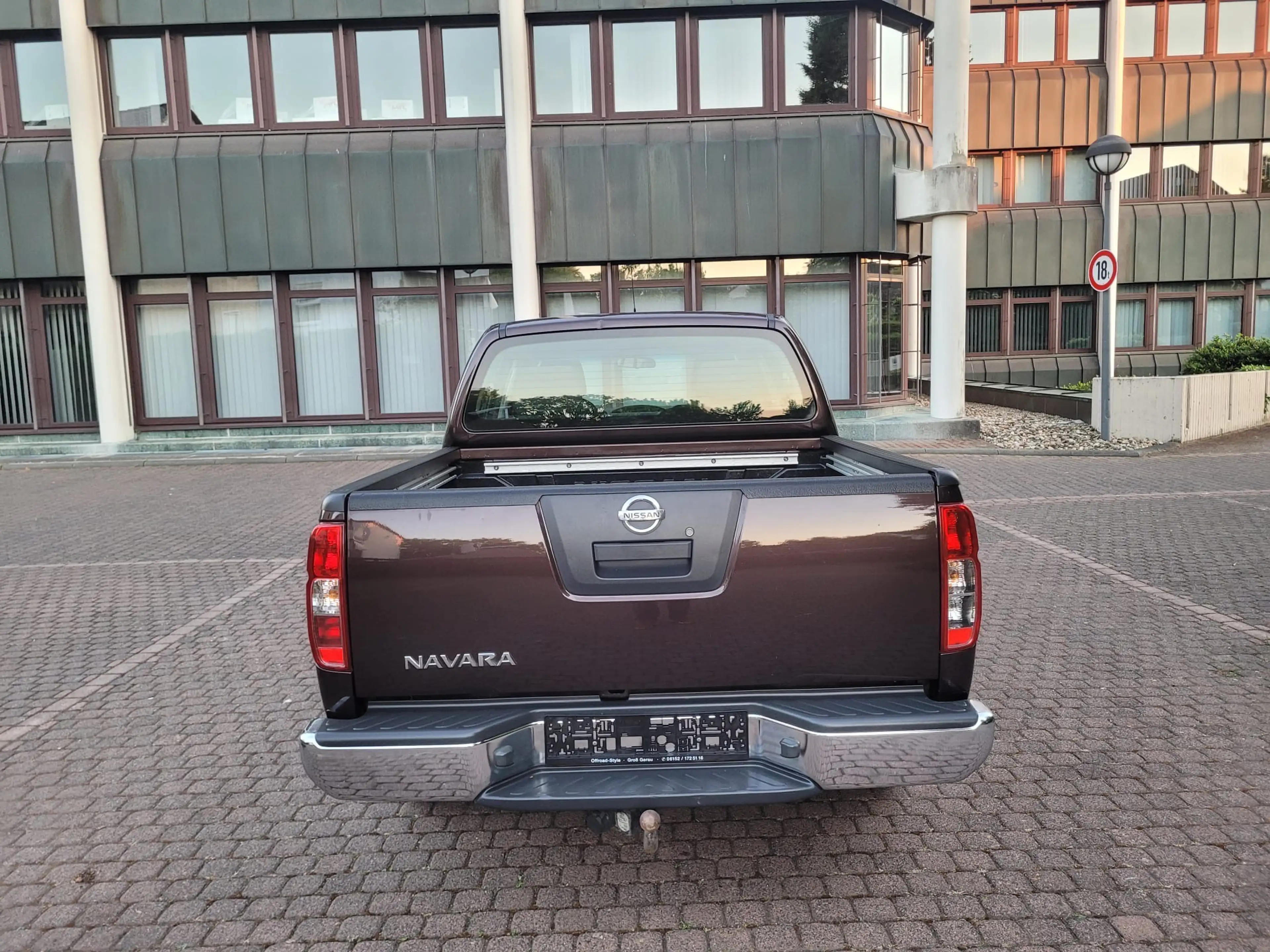 Nissan Navara Double Cab SE 4X4 — photo 7