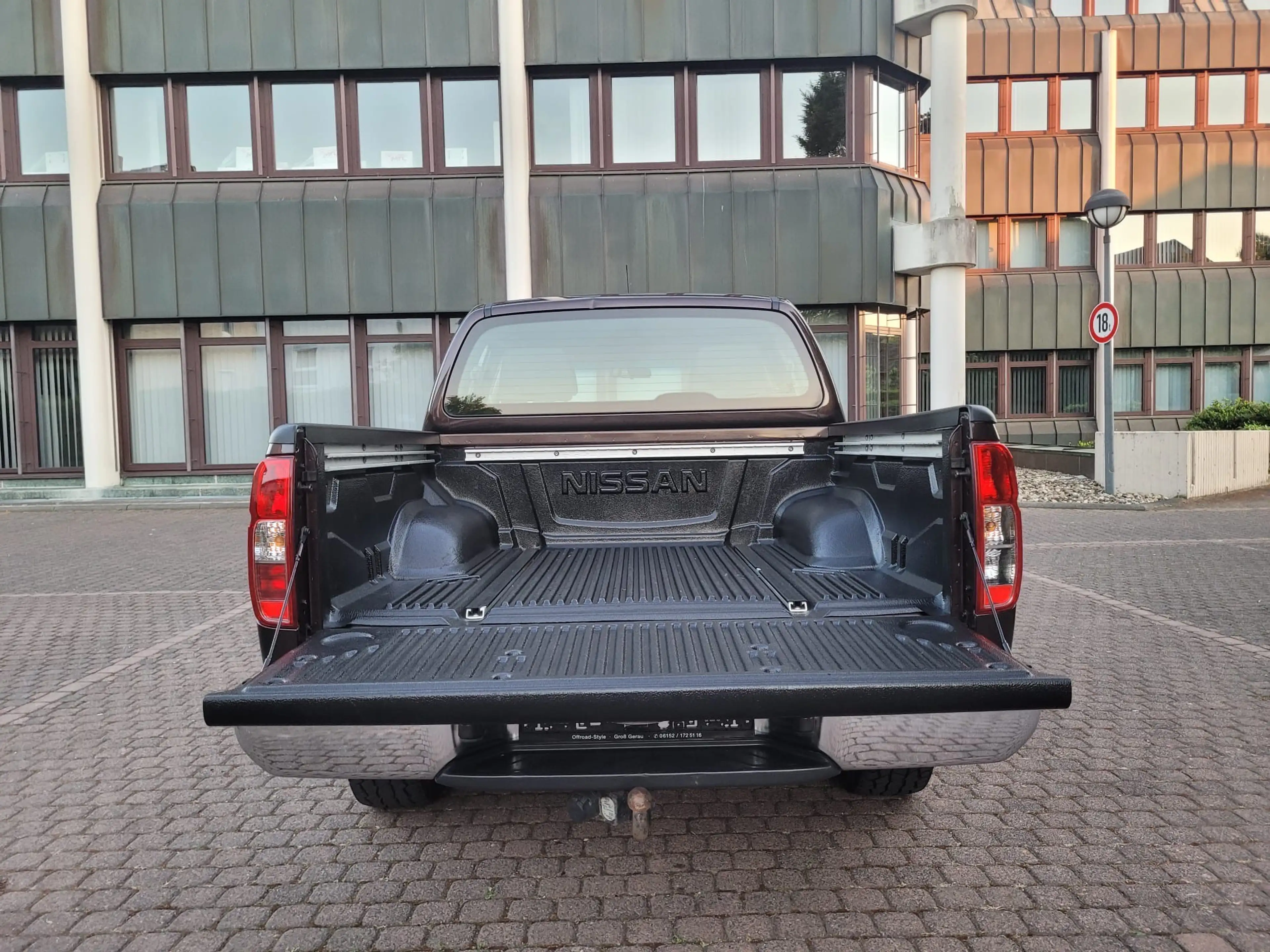 Nissan Navara Double Cab SE 4X4 — photo 11