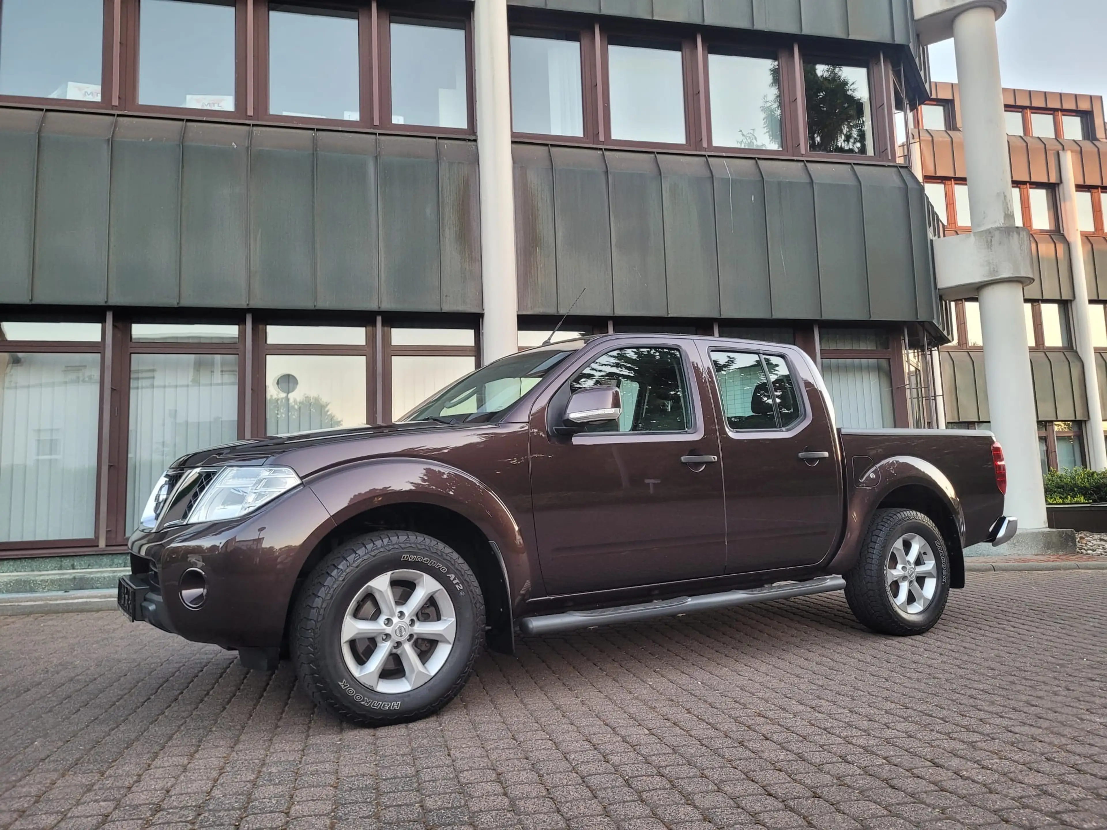 Nissan Navara Double Cab SE 4X4 — photo 2