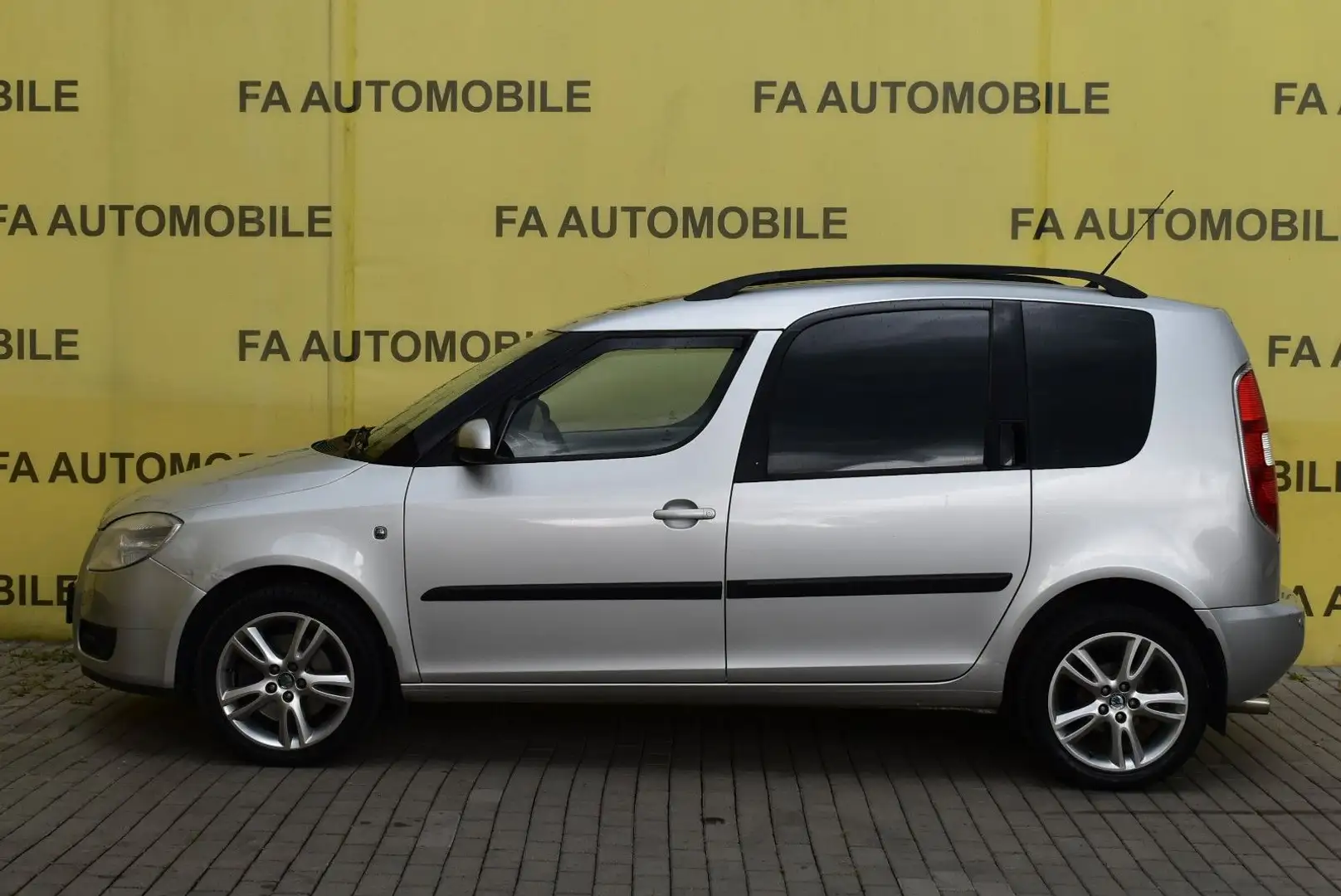 Skoda Roomster Style/LEDER/SHZ/PDC/KLIMA/PANORAMA/ Plateado - 2