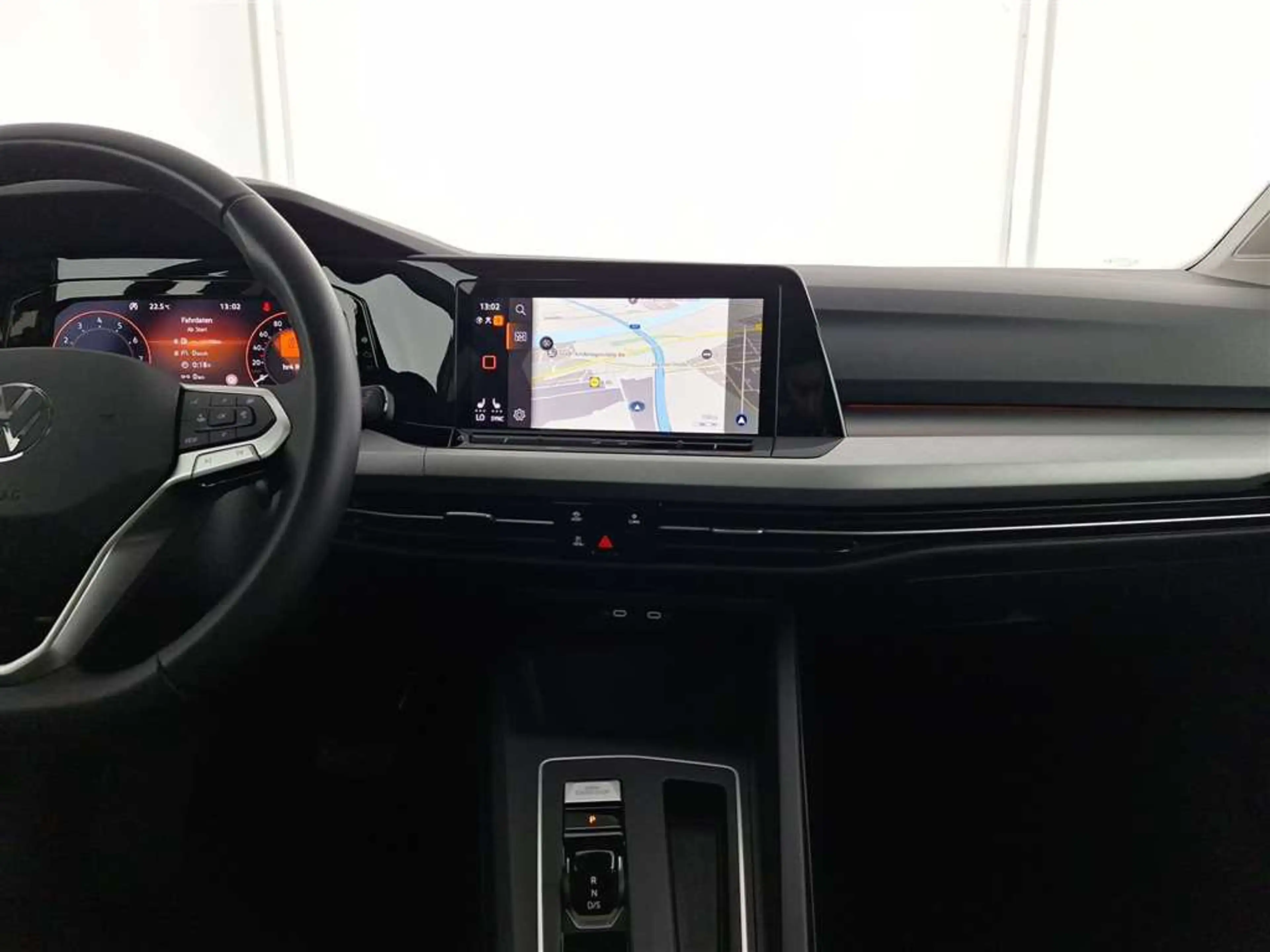 Volkswagen Golf Life 1.5 eTSI DSG — photo 13