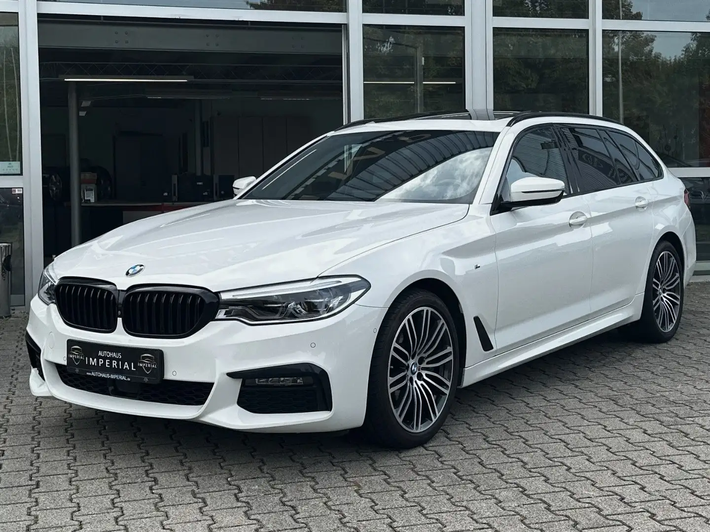 BMW 530 d M SPORT SITZBELÜF+PANO+ACC+360+HUD+FernPark Weiß - 1