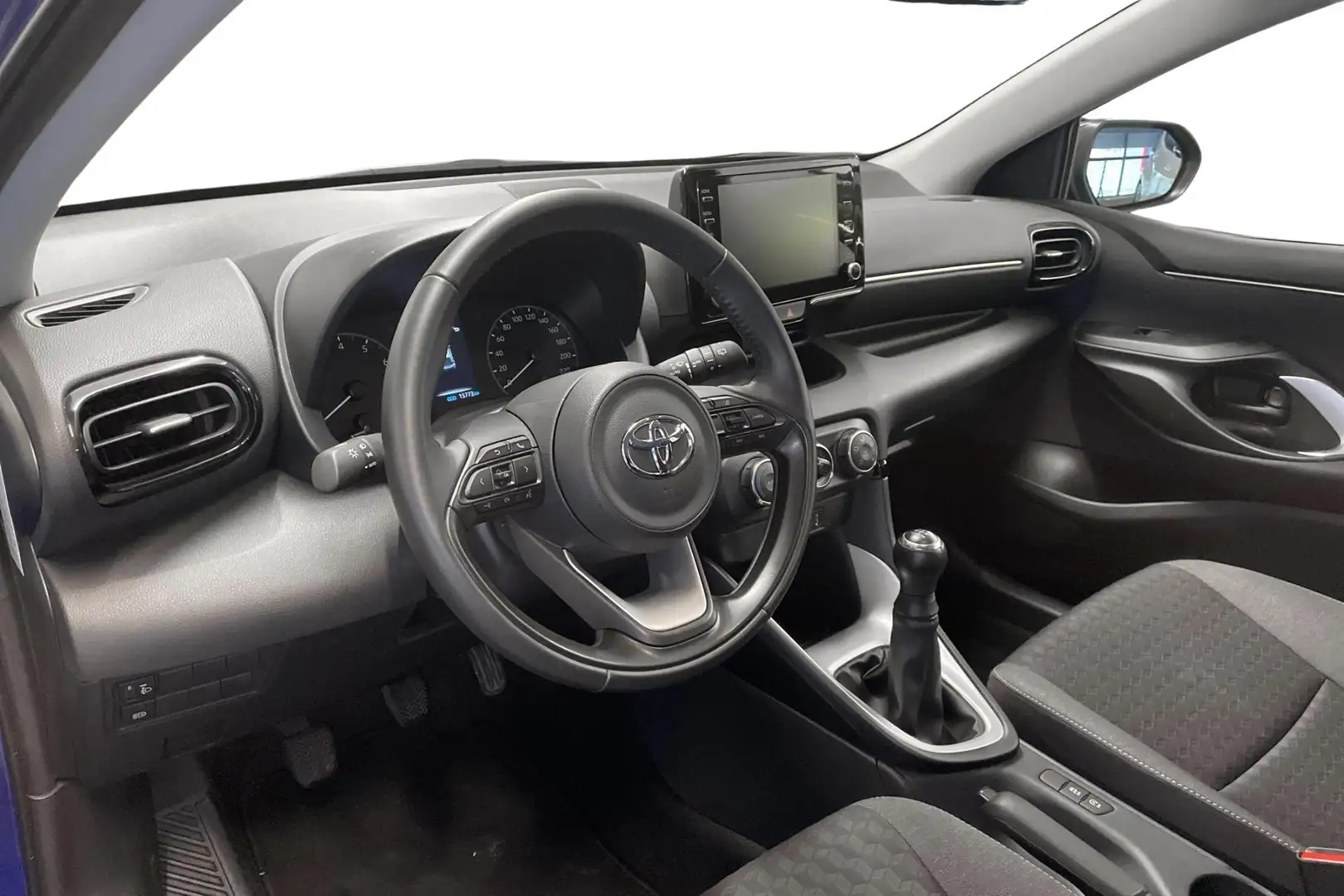 Toyota Yaris 1.0 VVT-i Dynamic - incl 2 jaar KARE Bleu - 2