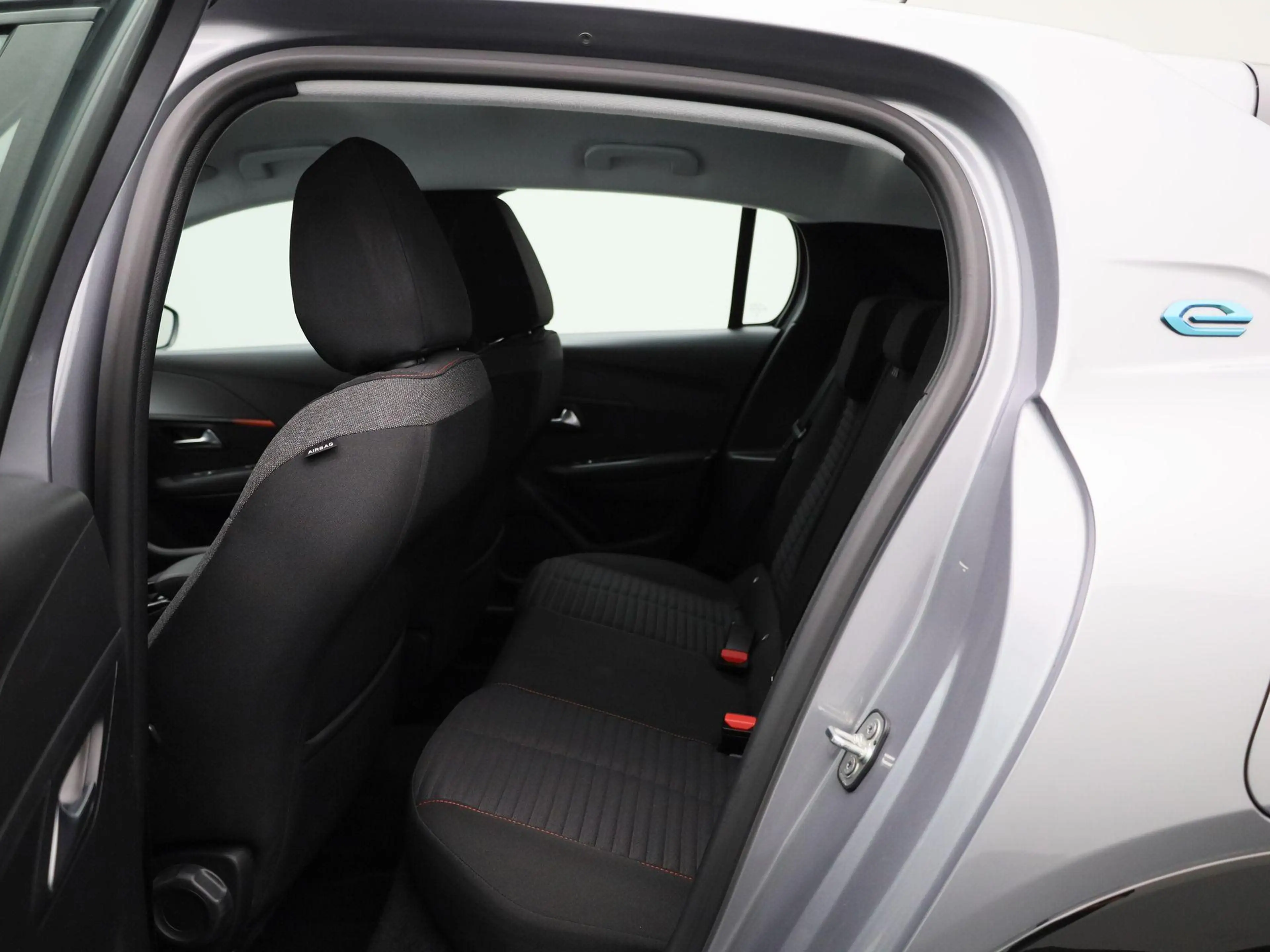 Peugeot e-208 EV Active Pack 50 kWh — photo 10