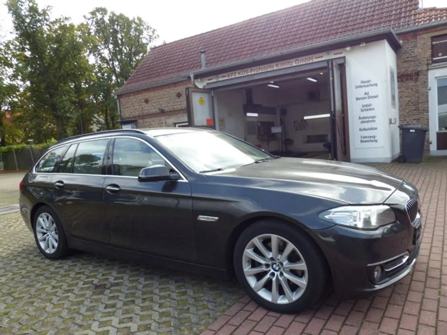 BMW 520 520d Tour. Autom. Leder ,Tempom., AHK abnb. Luxury Noir - 2