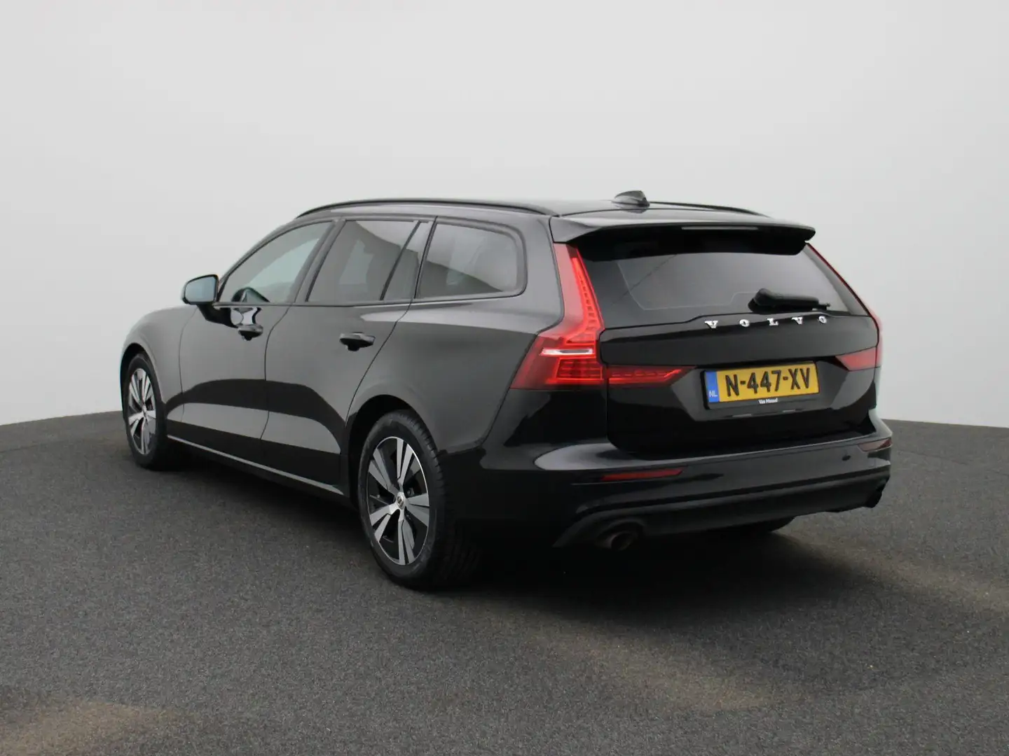 Volvo V60 2.0 B3 Momentum Advantage | APPLE CARPLAY - ANDROI Zwart - 2
