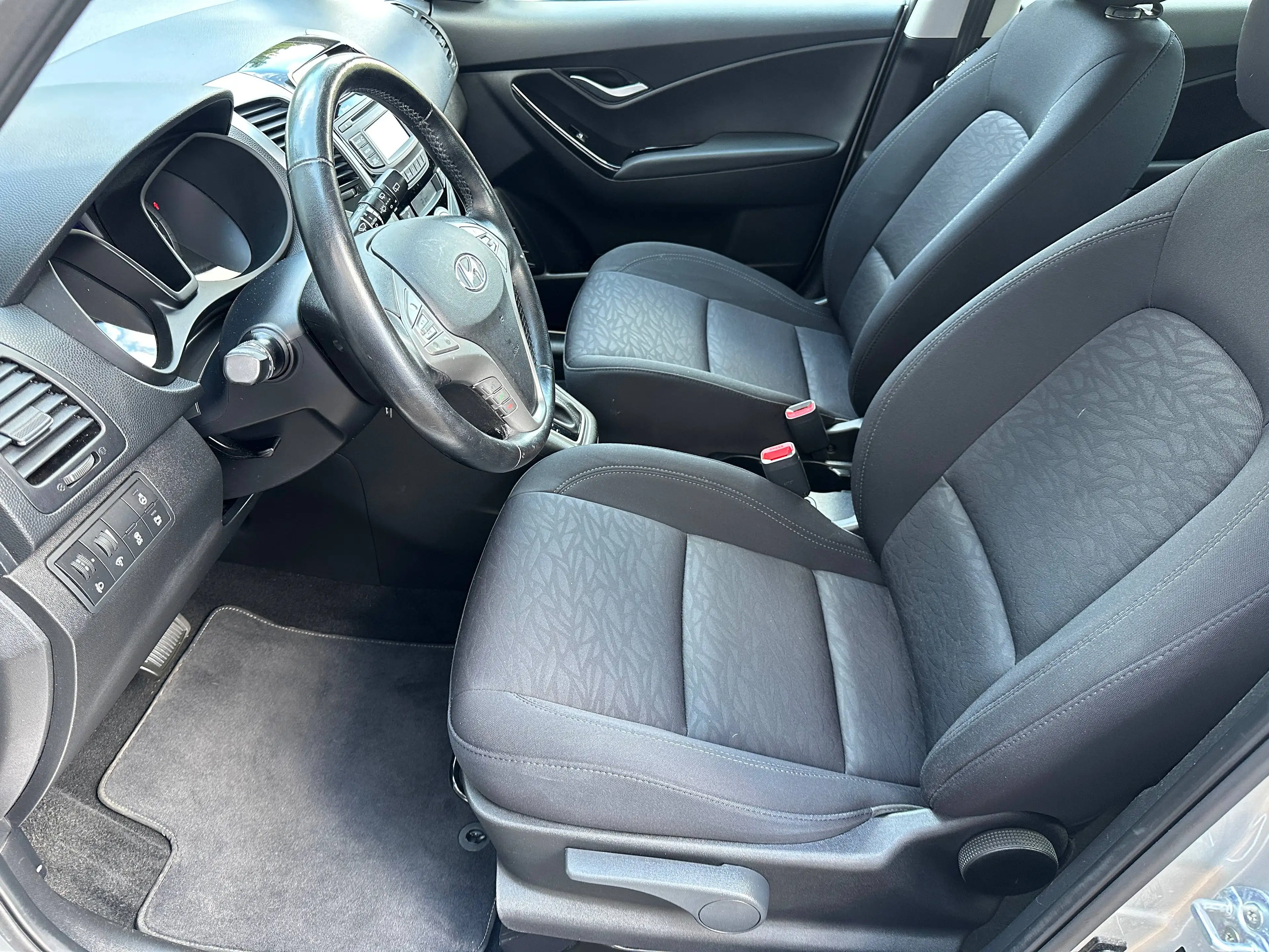 Hyundai iX20 1.6 AUTOMATIK +SITZHEIZUNG+LENKRADHEIZUNG+ALLWETTERBEREIFUNG+EINPARKHILFE+KLIMAAUTOMATIK+ — photo 8