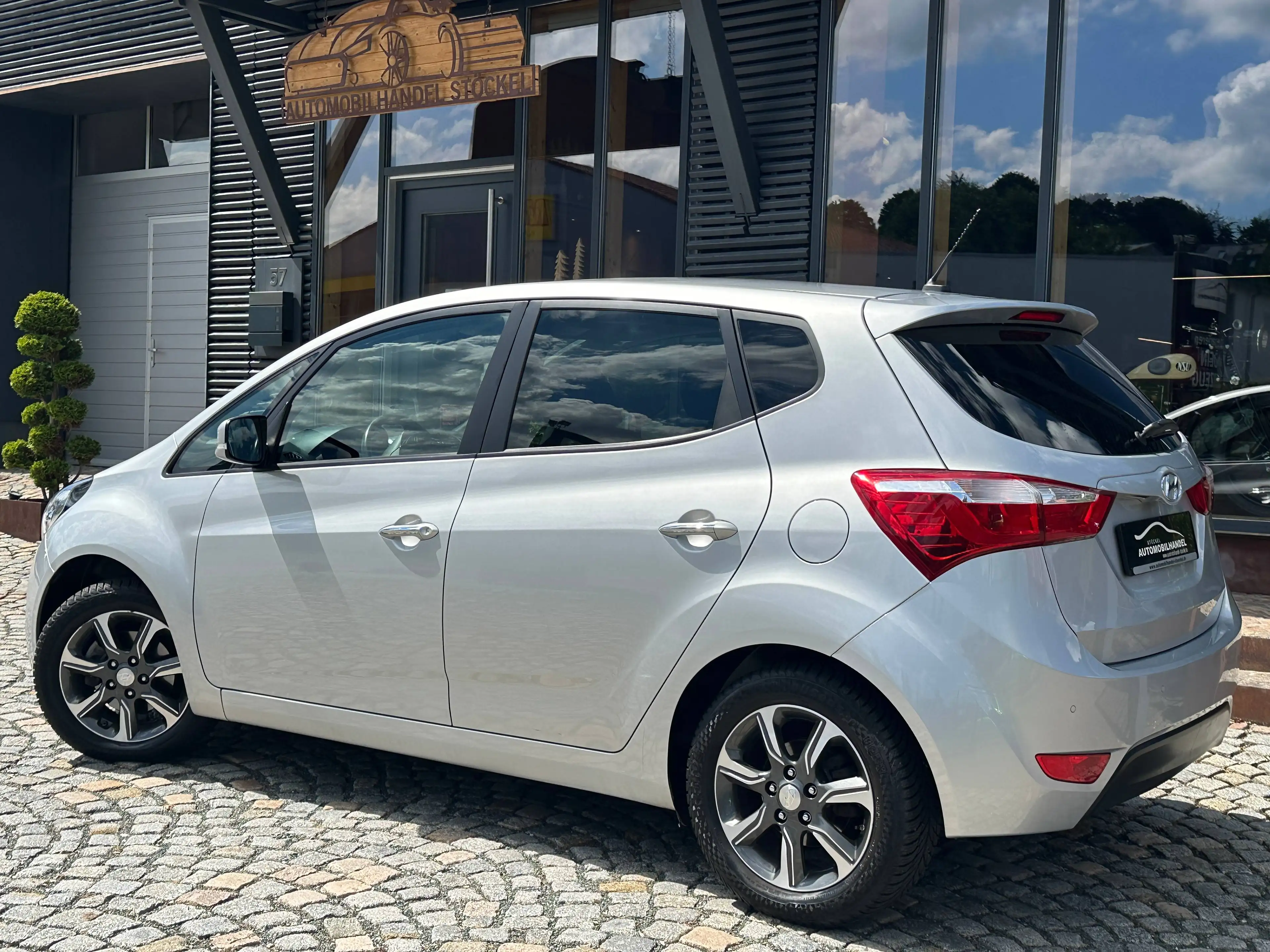 Hyundai iX20 1.6 AUTOMATIK +SITZHEIZUNG+LENKRADHEIZUNG+ALLWETTERBEREIFUNG+EINPARKHILFE+KLIMAAUTOMATIK+ — photo 2