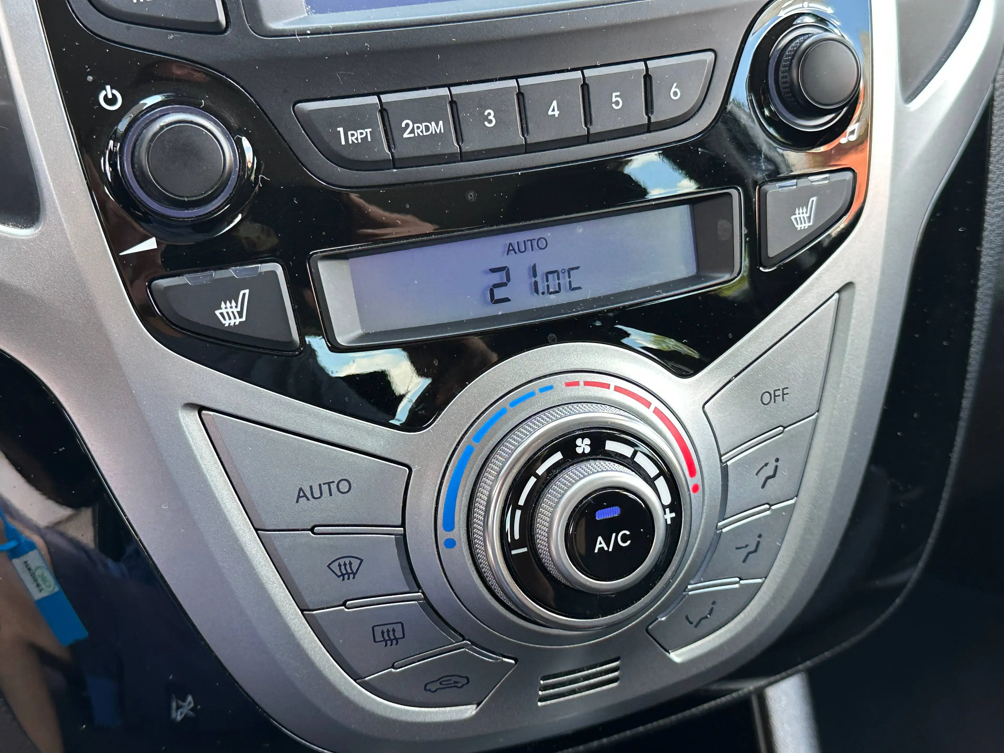 Hyundai iX20 1.6 AUTOMATIK +SITZHEIZUNG+LENKRADHEIZUNG+ALLWETTERBEREIFUNG+EINPARKHILFE+KLIMAAUTOMATIK+ — photo 14