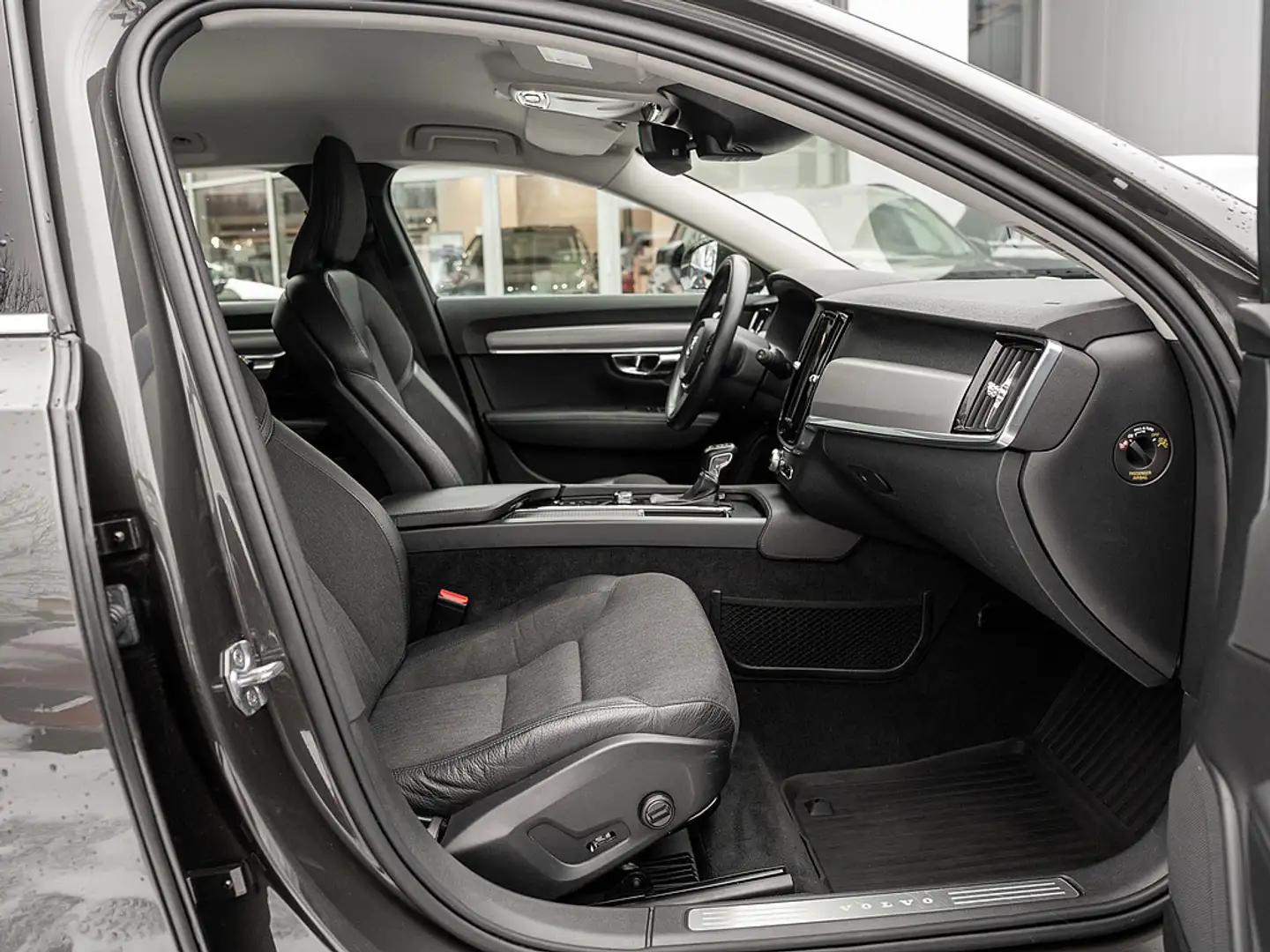 Volvo V90 D4 Momentum an Händler Grau - 2