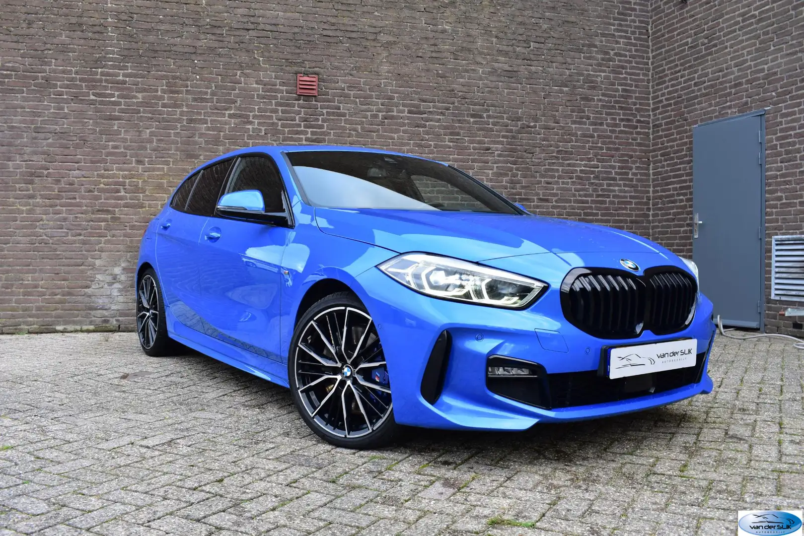 BMW 118 1-serie 118i Executive Edition M-Pakket, Panorama Blauw - 1