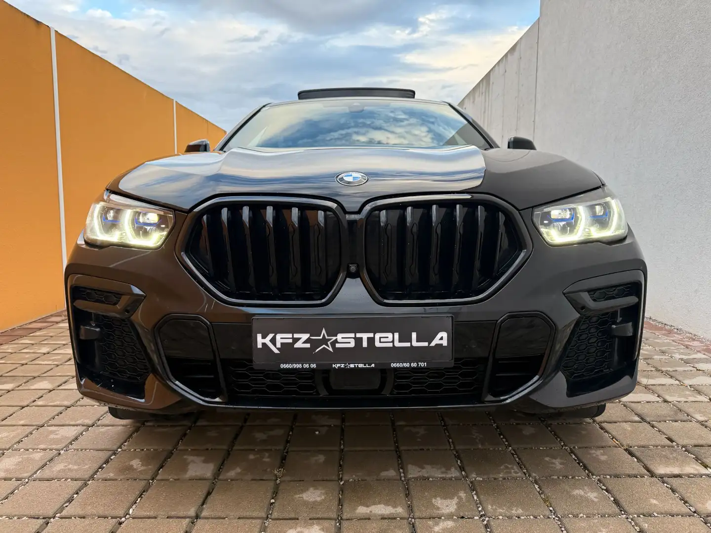 BMW X6 xDrive 30d G06 / M-Paket / Pano / M-Sport AGA Noir - 2